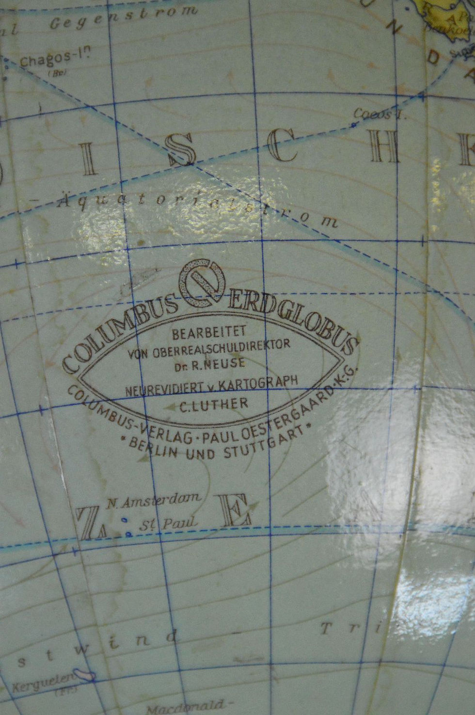 Thumbnail: Wereldbol van Columbus in papier maché op houten voet