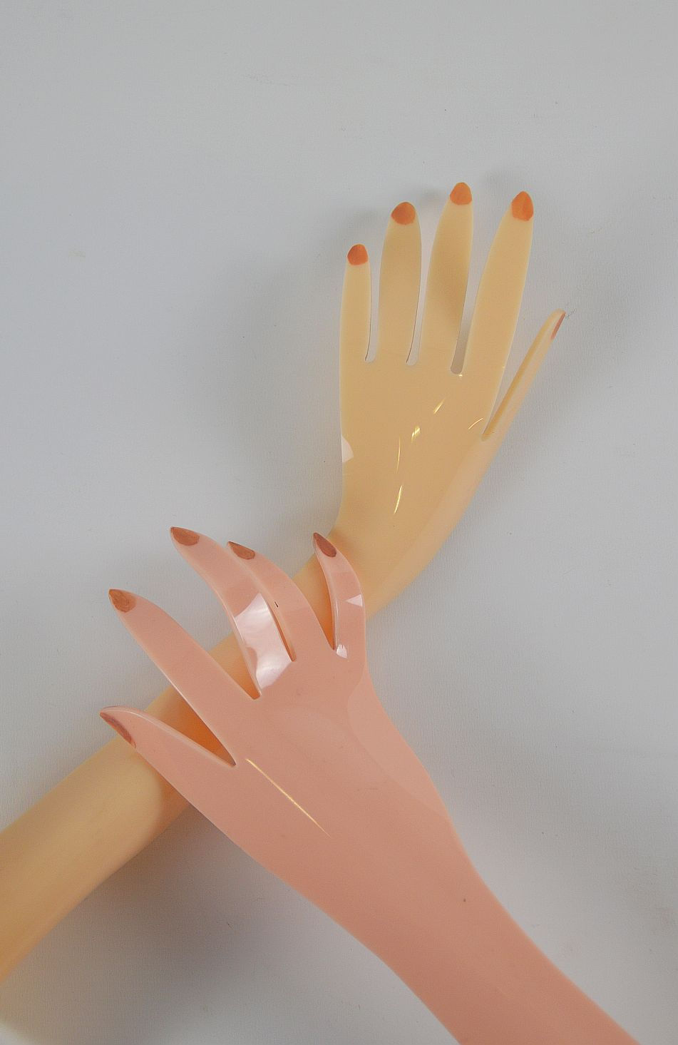 Thumbnail: Kunststof handen voor het etaleren van handschoenen, jaren '60