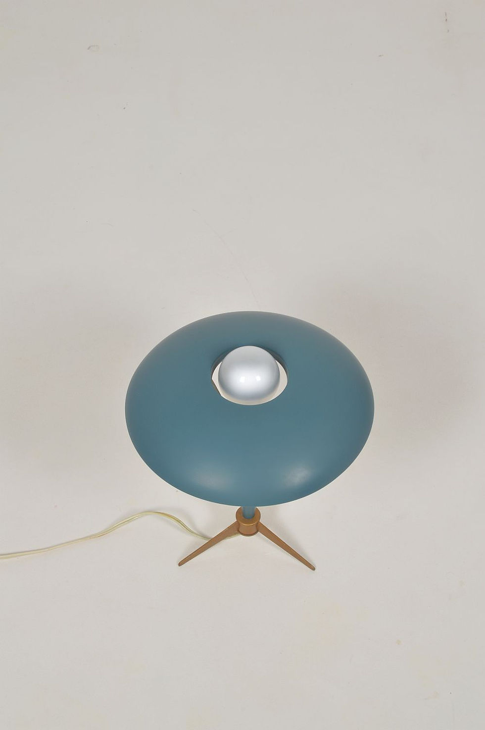 Thumbnail: Tripod tafellamp 'Bijou' ontworpen door Louis Kalff voor Philips, jaren '60