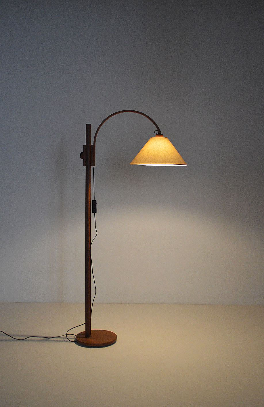 Thumbnail: Deense vloerlamp in teak van Domus, jaren '70