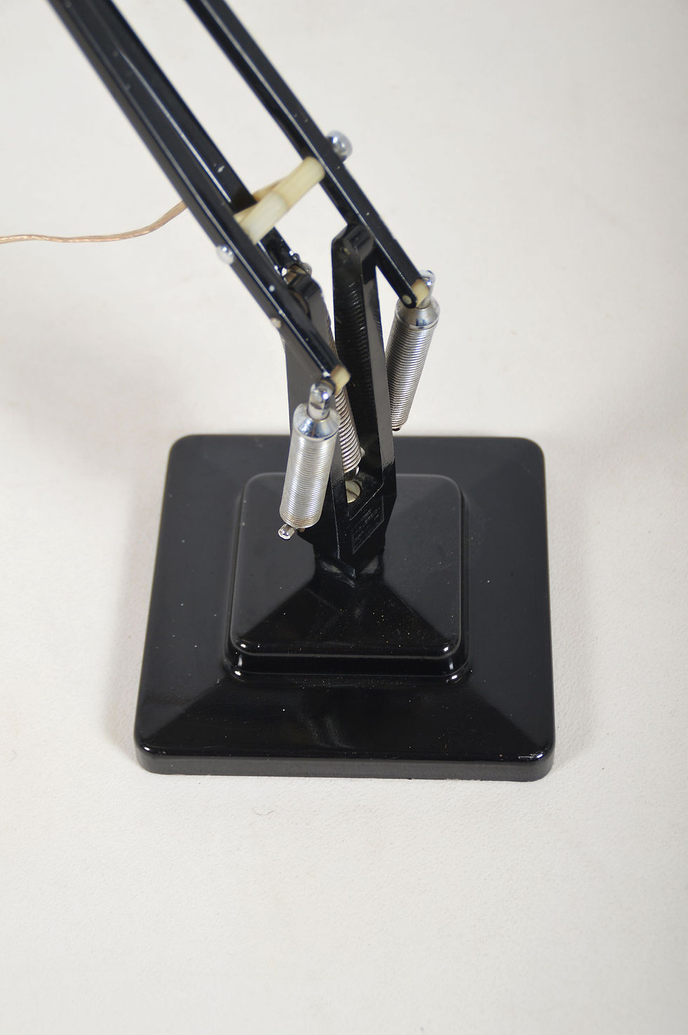 Thumbnail: Anglepoise 1227 tafellamp ontworpen door George Carwardine