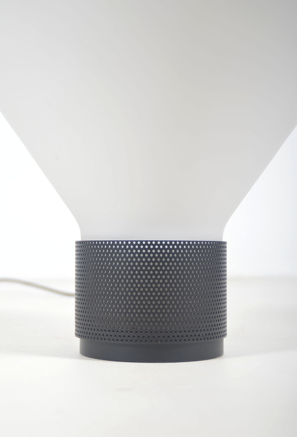 Thumbnail: Lamp Figura ontworpen door Gregotti Associati voor Fontana Arte, jaren '80