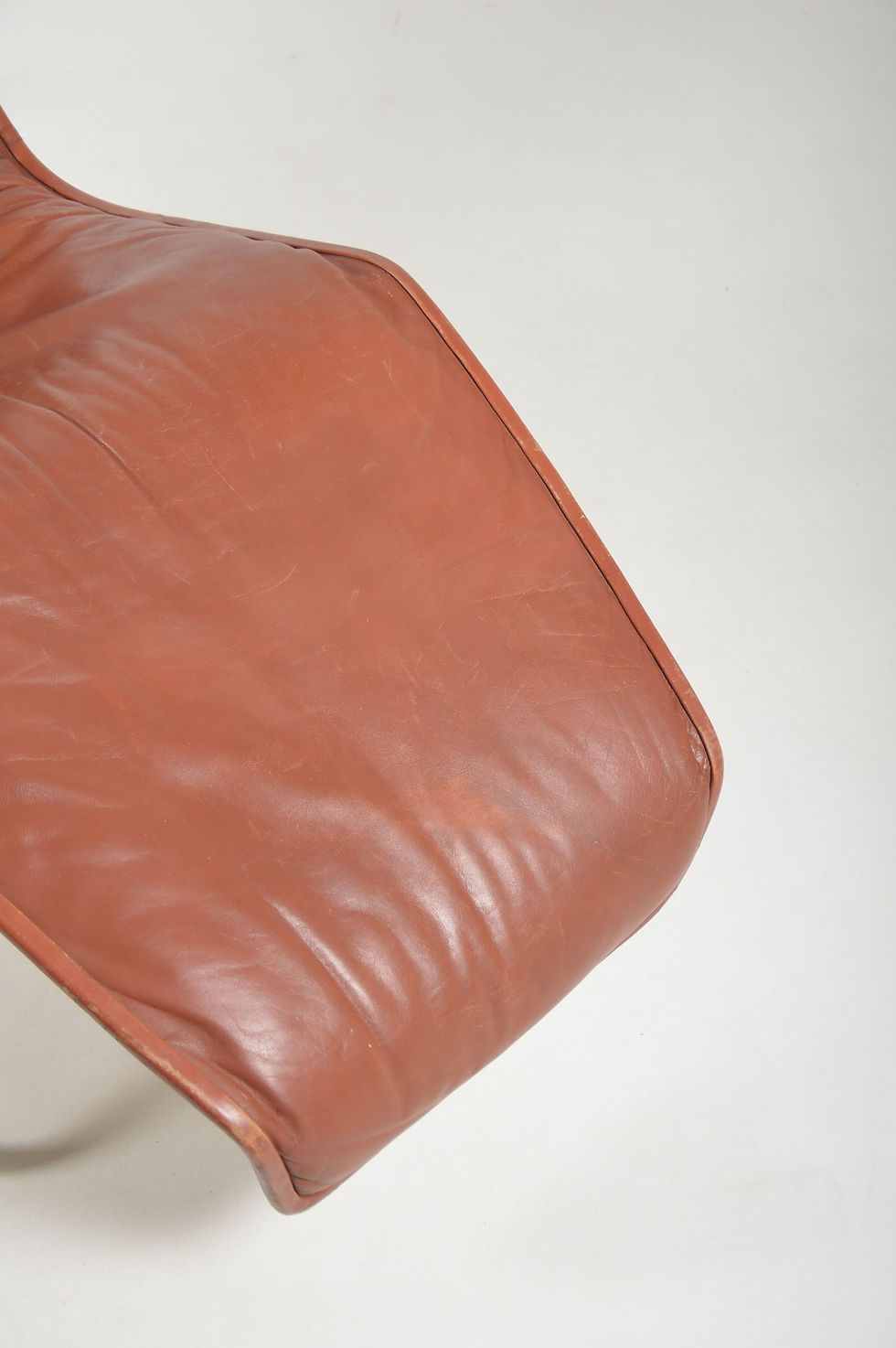 Thumbnail: Space Age lounge zetel in leer met verchroomd onderstel, jaren '70