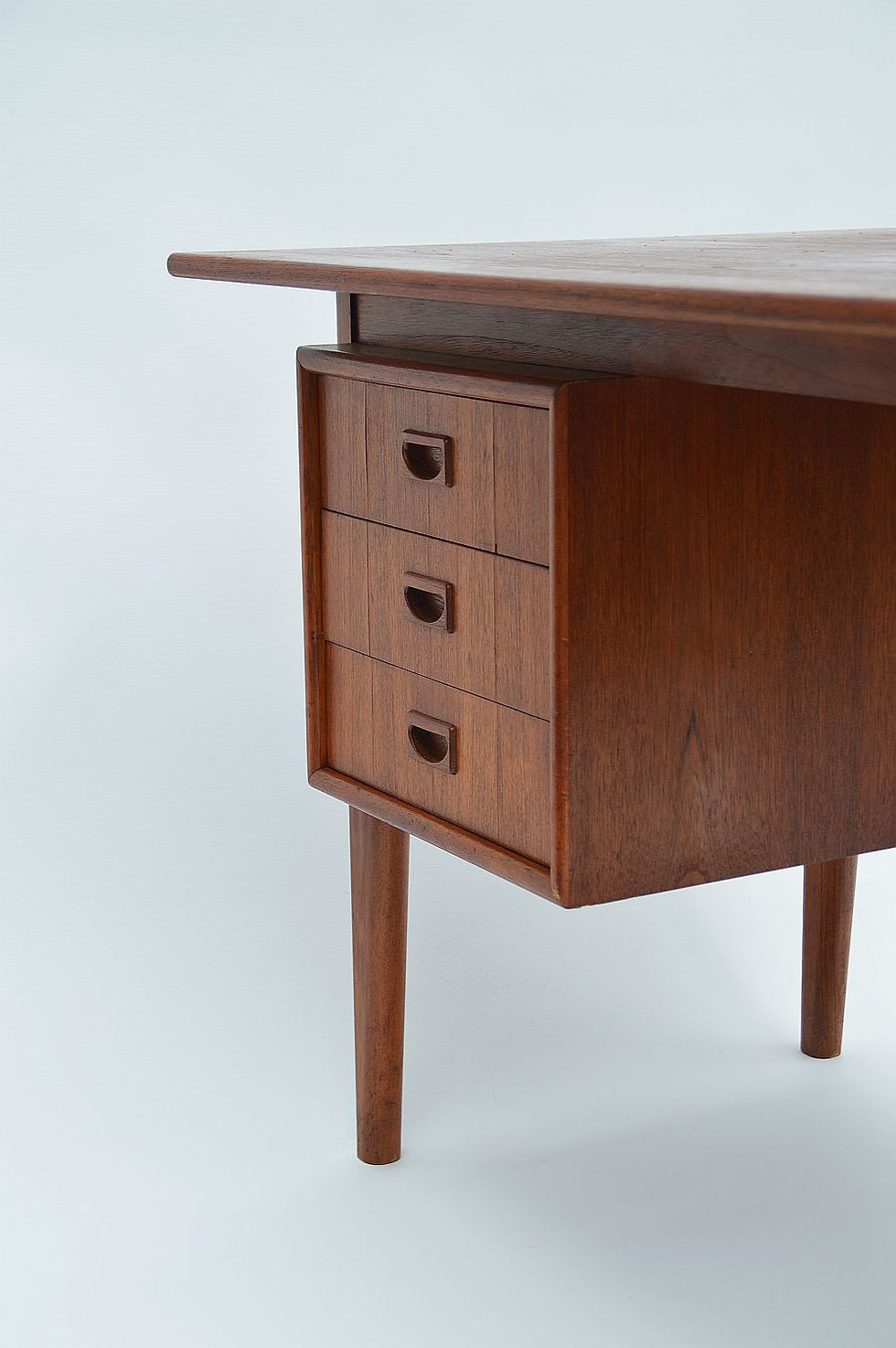 Thumbnail: Karaktervol mid century bureau met mooie vormgeving, jaren '60