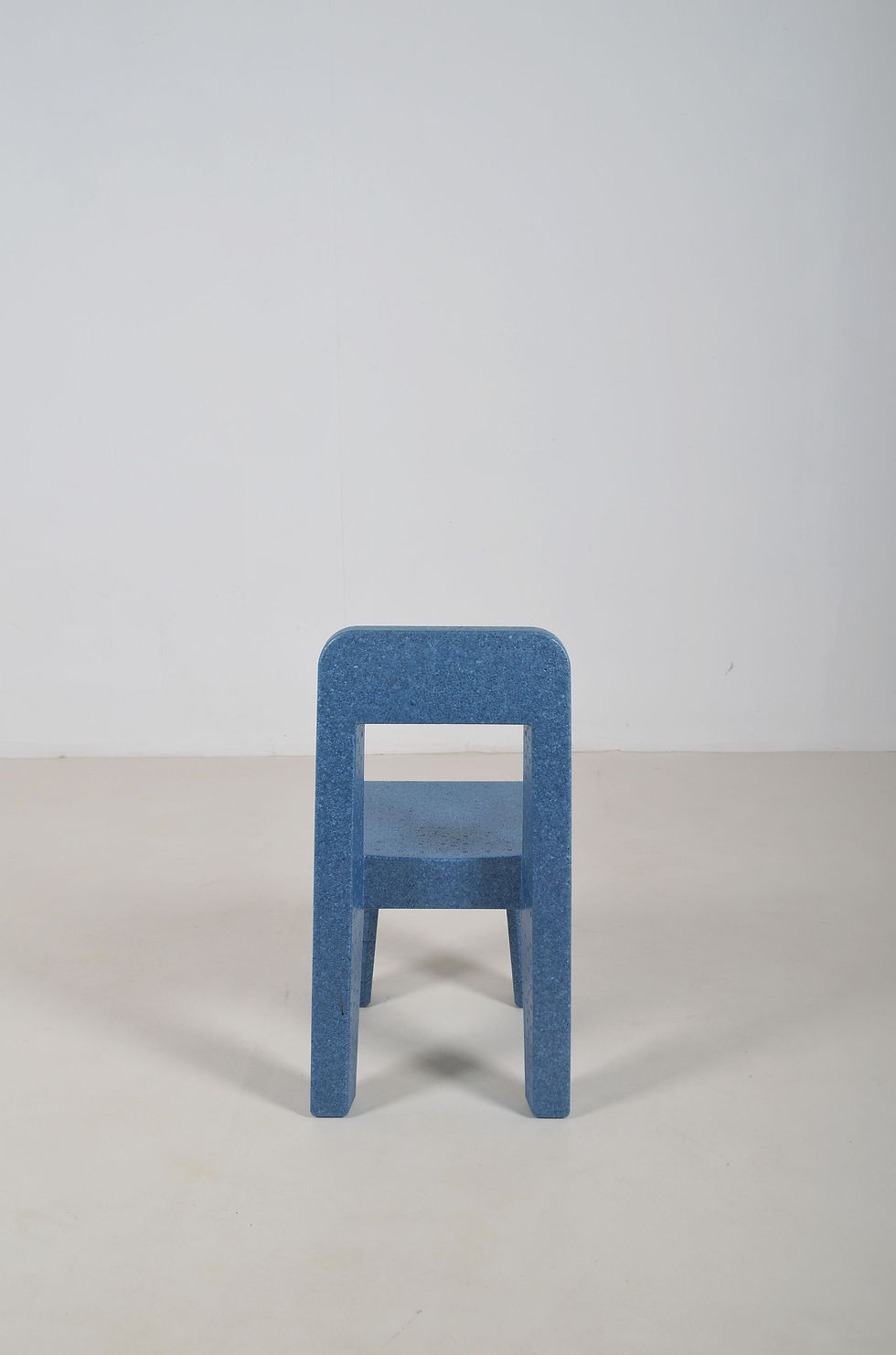 Thumbnail: Seggiolina Pop kinderstoel (blauw) ontworpen door Enzo Mari voor Magis, 2004
