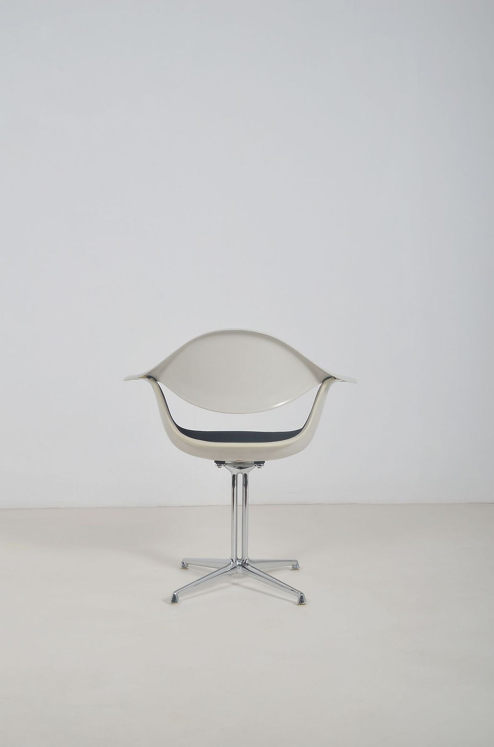 Thumbnail: Tafel van Eames en 5 stoelen van George Nelson voor Herman Miller, jaren '60