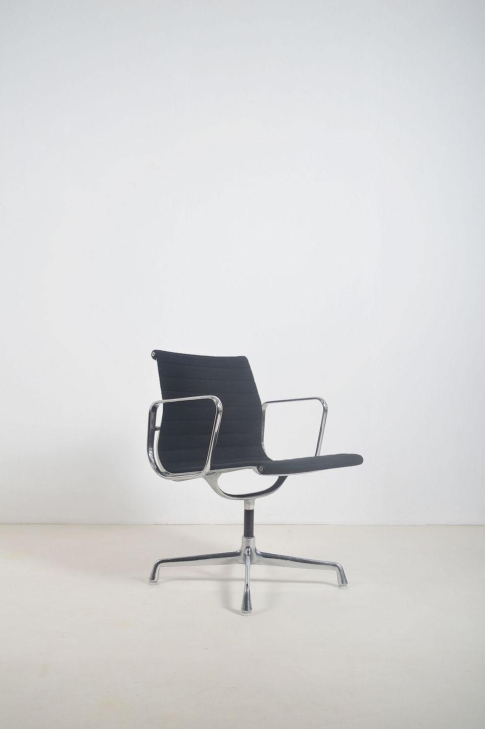 Bureaustoel EA108 ontworpen door Charles en Ray Eames voor Herman Miller