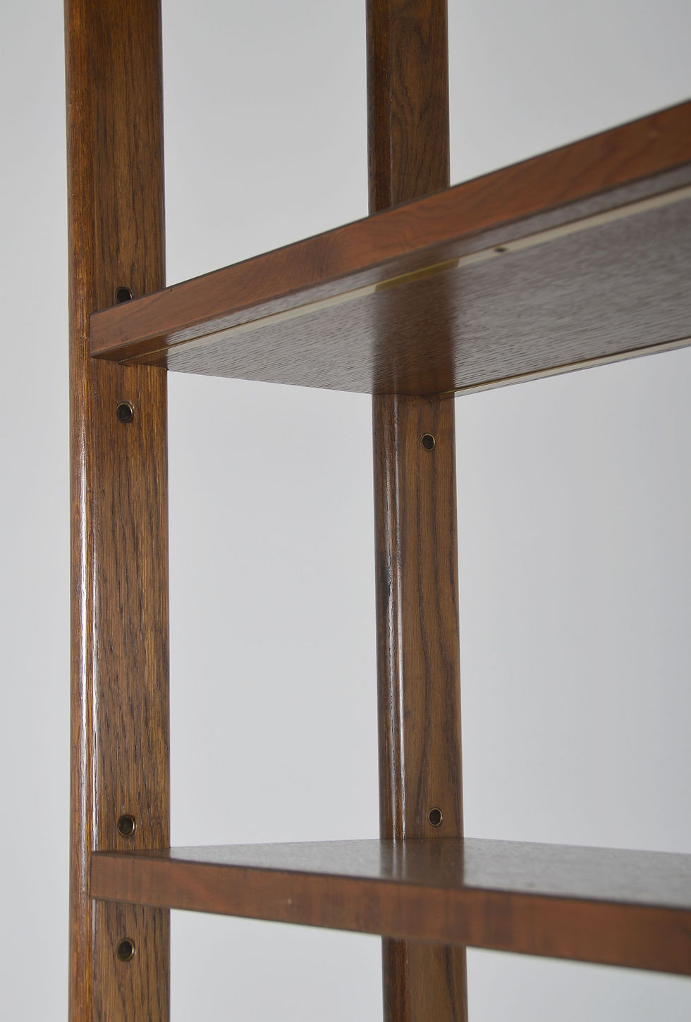 Thumbnail: Deens vrijstaand wandrek met messing accenten, jaren '60