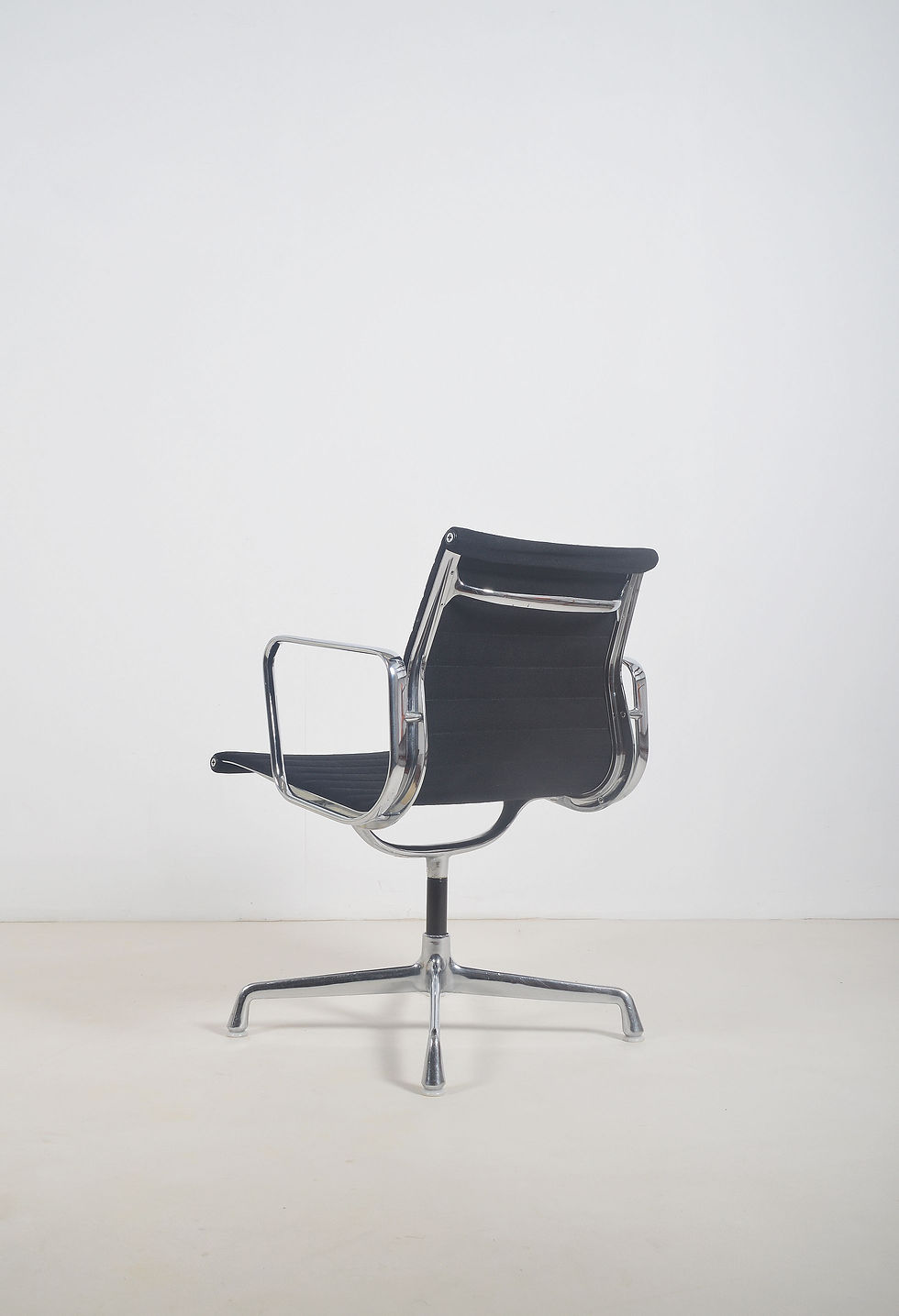 Thumbnail: Bureaustoel EA108 ontworpen door Charles en Ray Eames voor Herman Miller