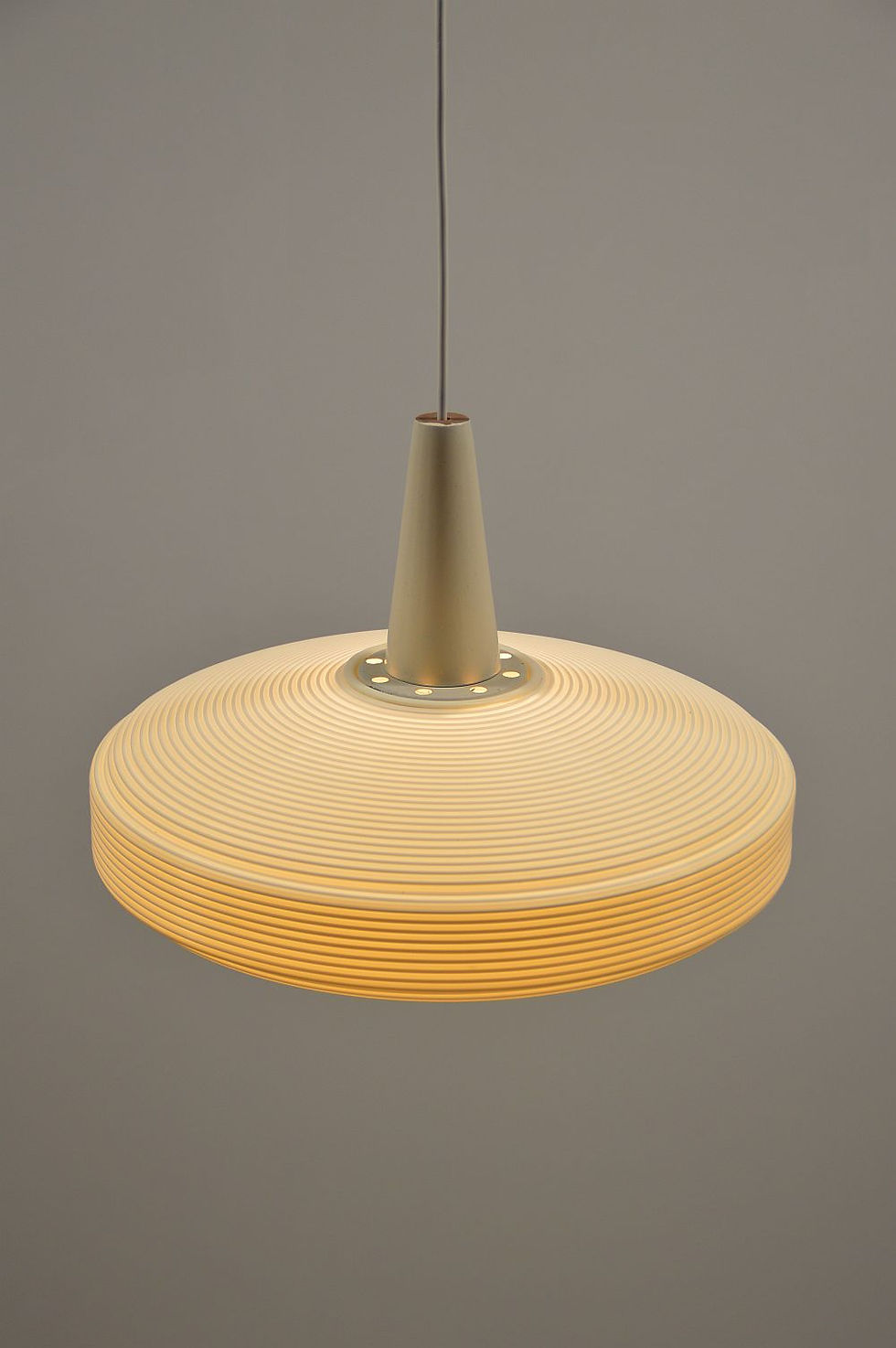 Thumbnail: UFO-vormige Rotaflex lamp ontworpen door John en Sylvia Reid, jaren '50