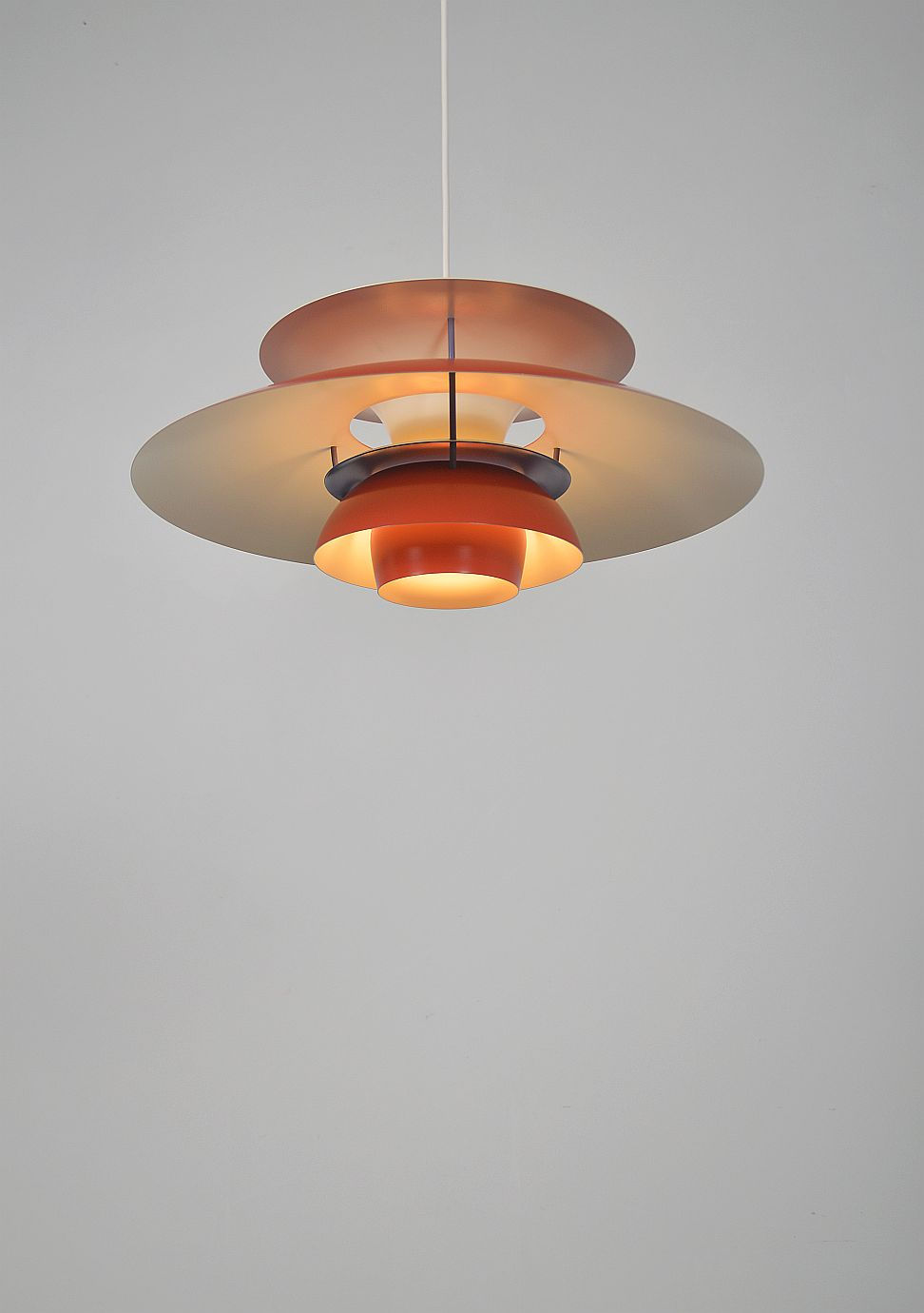 Thumbnail: Deense hanglamp 'PH5' (rood) ontworpen door Poul Henningsen voor Loui