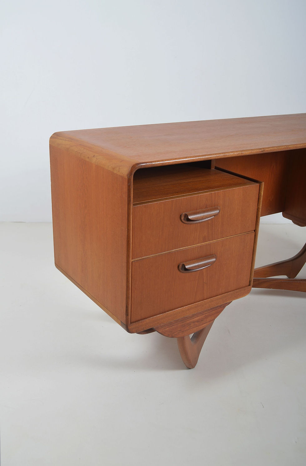 Thumbnail: Schotse bureau ontworpen door Val Rossi voor Beithcraft, jaren '60