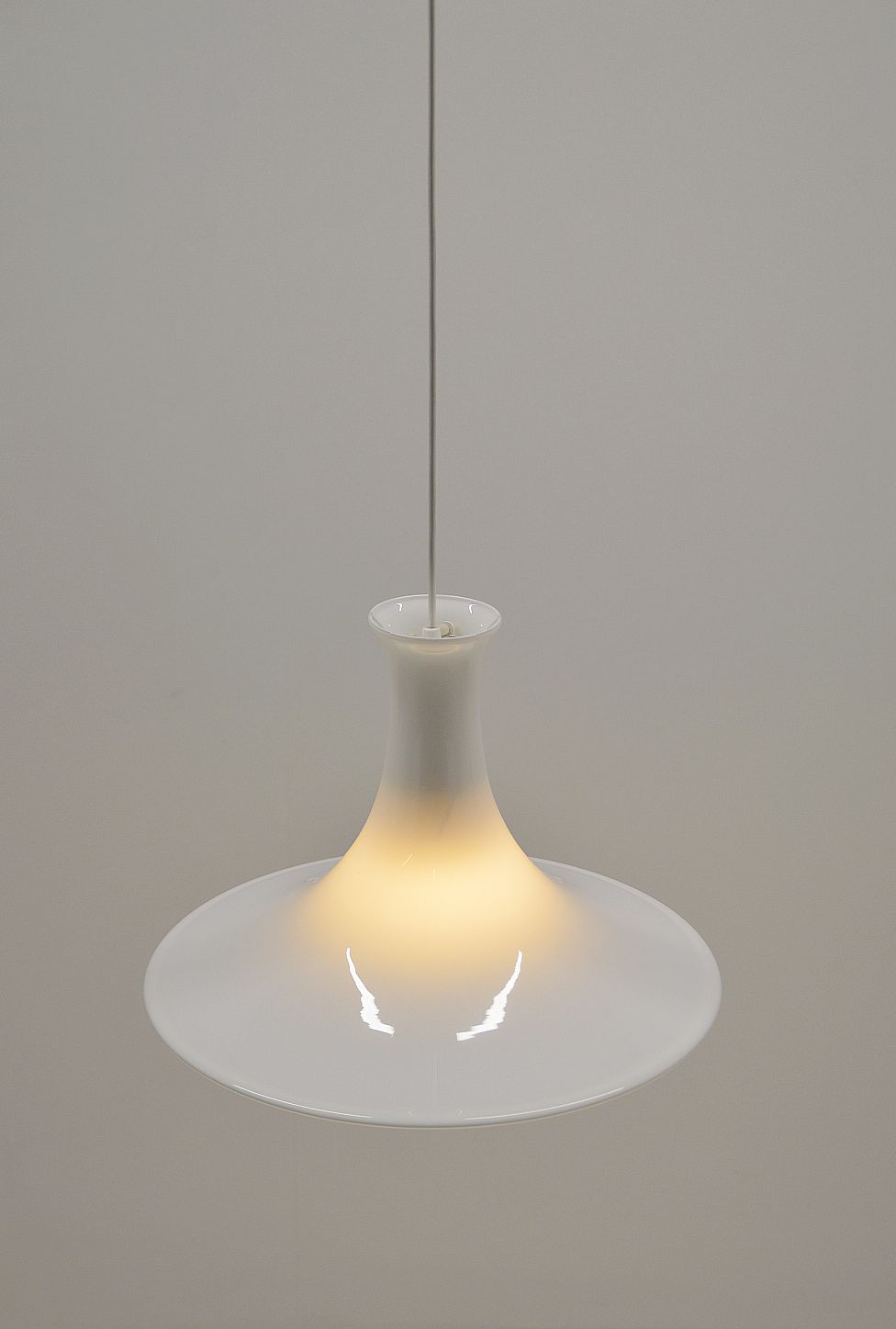 Thumbnail: Deense XL hanglamp 'Mandarin' door Michael Bang voor Holmegaard, 1983