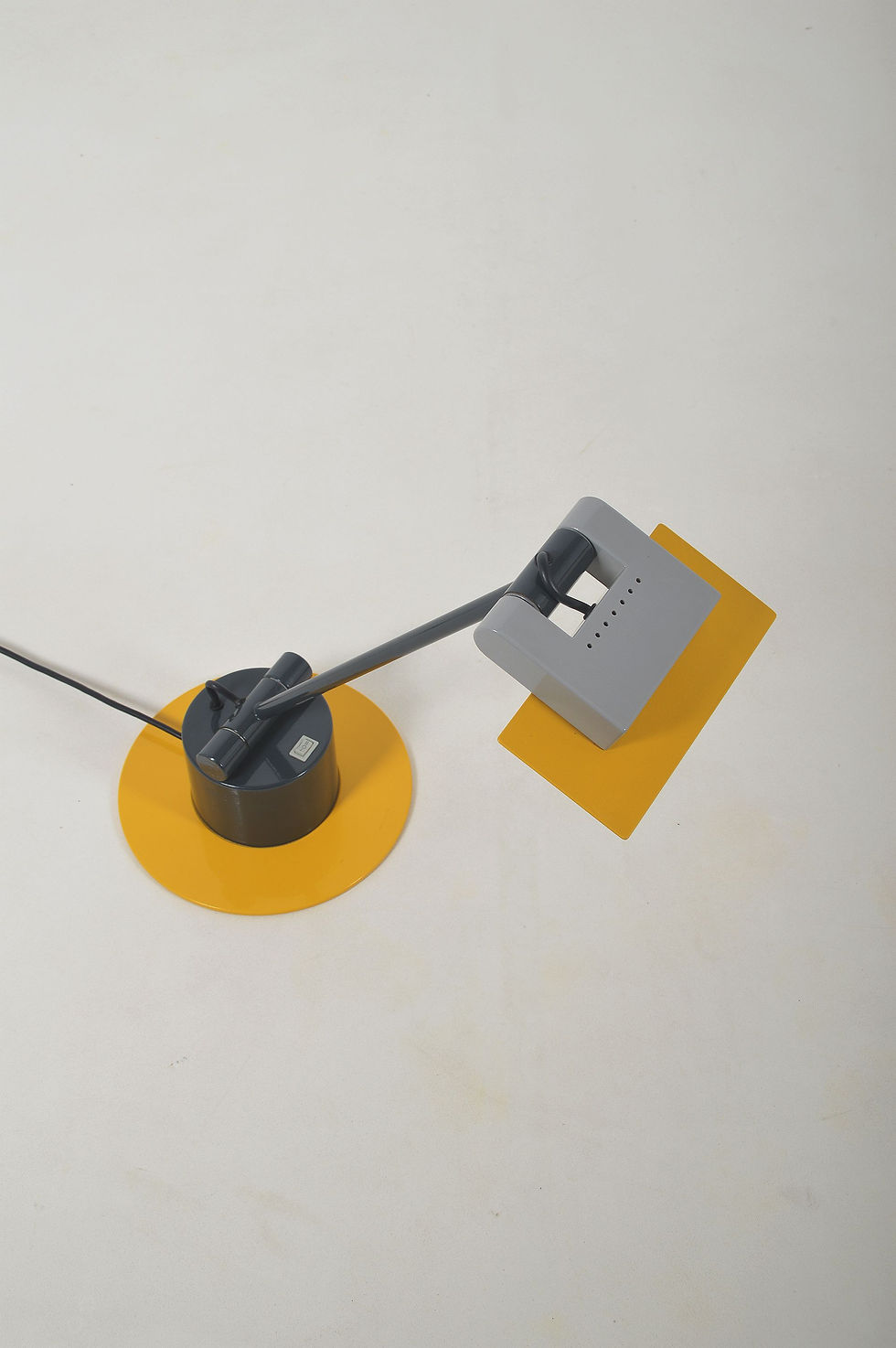 Thumbnail: Aero lamp ontworpen door Ettore Sottsass voor Bieffeplast, jaren '80