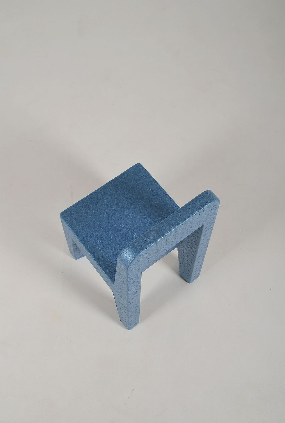 Thumbnail: Seggiolina Pop kinderstoel (blauw) ontworpen door Enzo Mari voor Magis, 2004