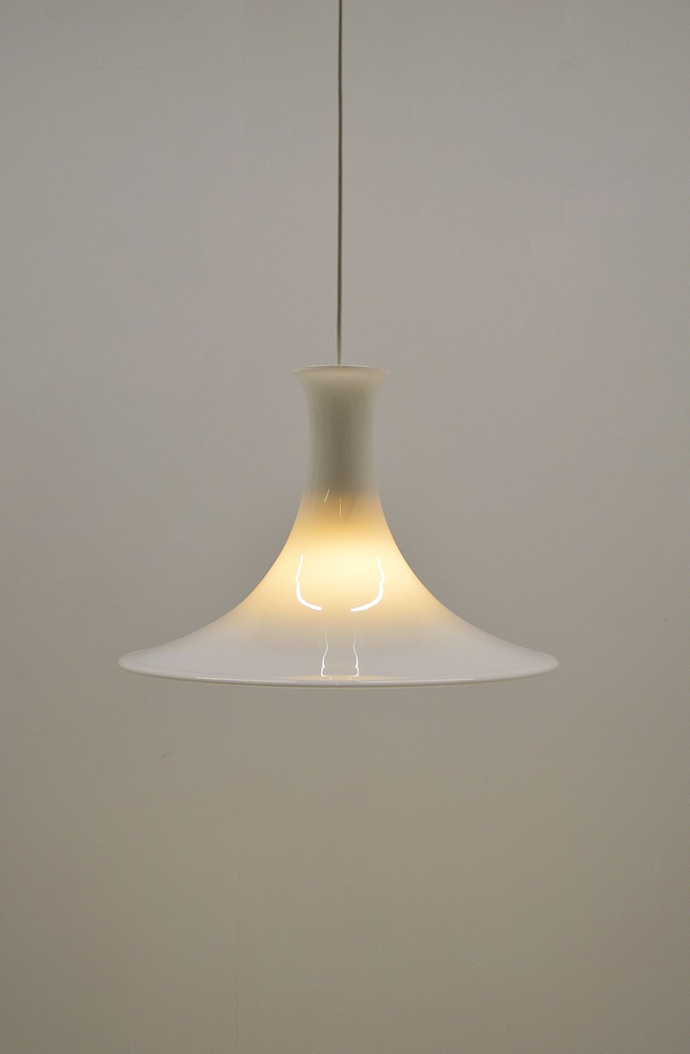 Thumbnail: Deense XL hanglamp 'Mandarin' door Michael Bang voor Holmegaard, 1983