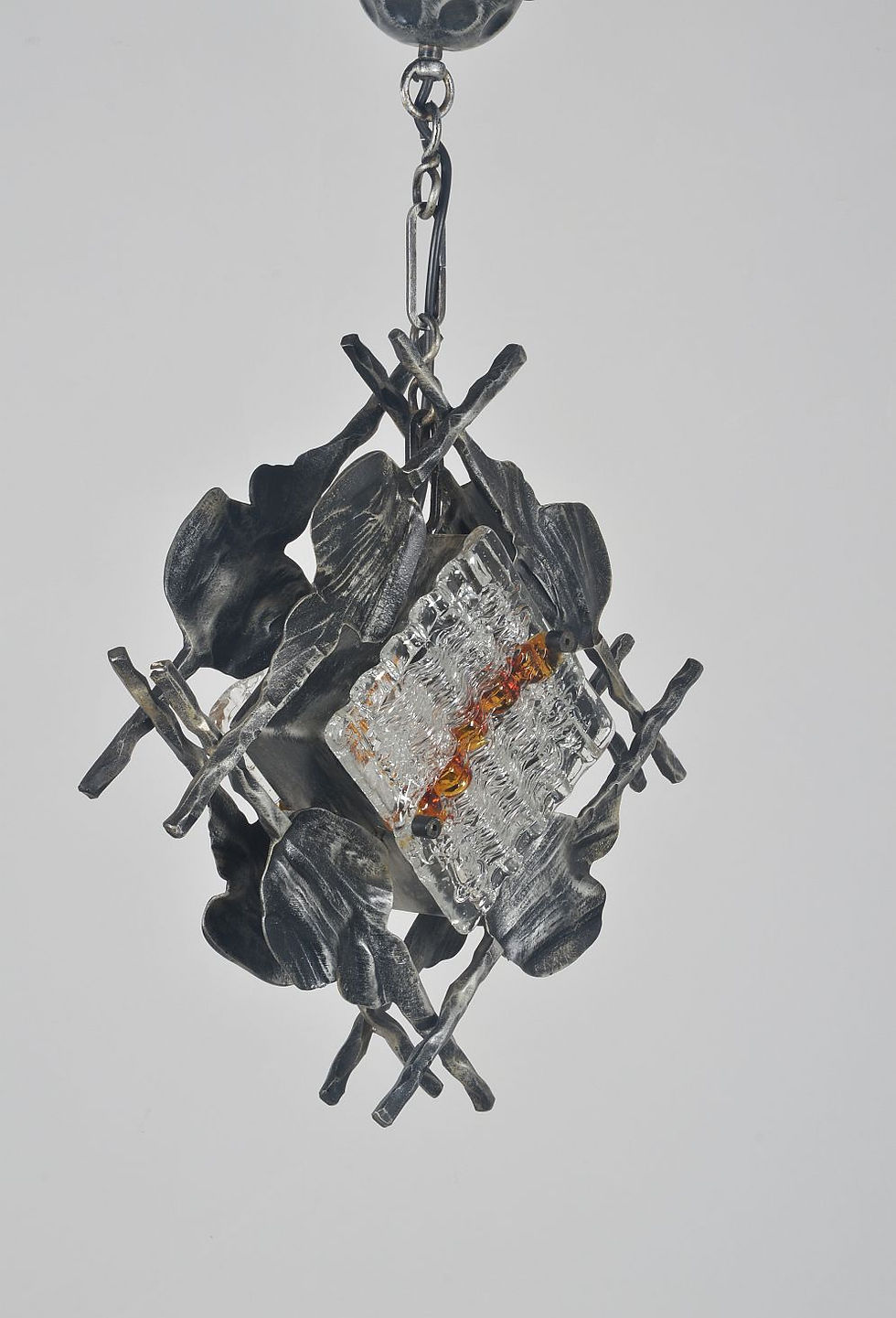 Thumbnail: Brutalist hanglamp ontworpen door Tom Ahlström & Hans Ehrlich, jaren '60