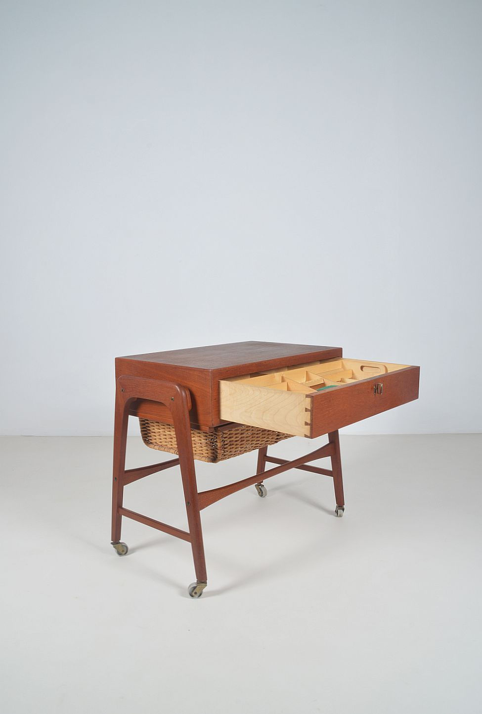 Deense naaitafel in teak ontworpen door Poul Dinesen, jaren '60