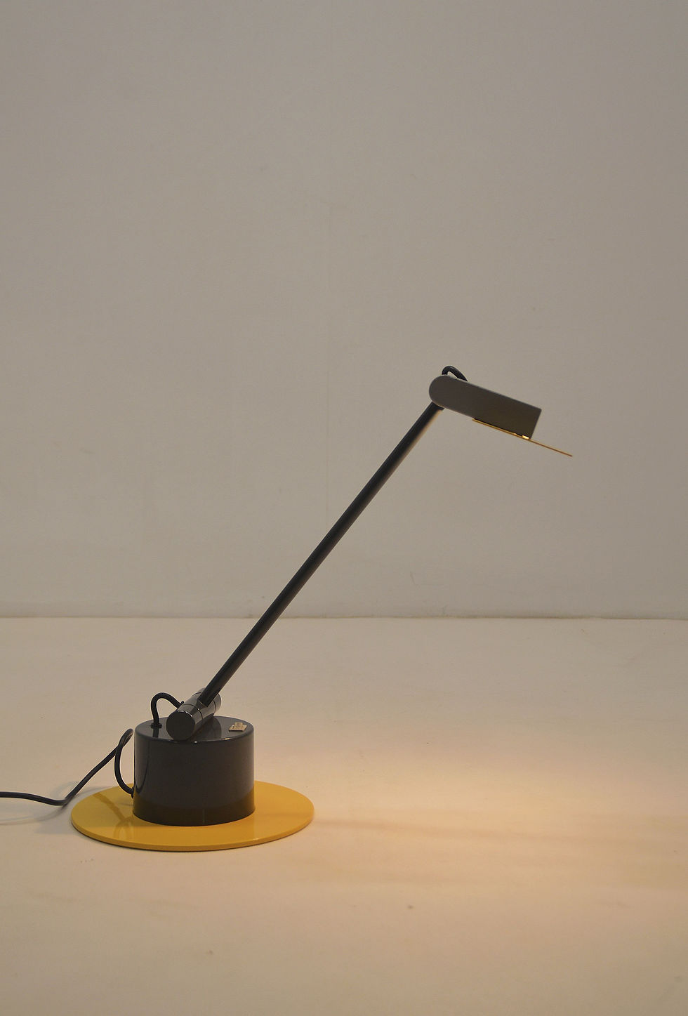 Thumbnail: Aero lamp ontworpen door Ettore Sottsass voor Bieffeplast, jaren '80