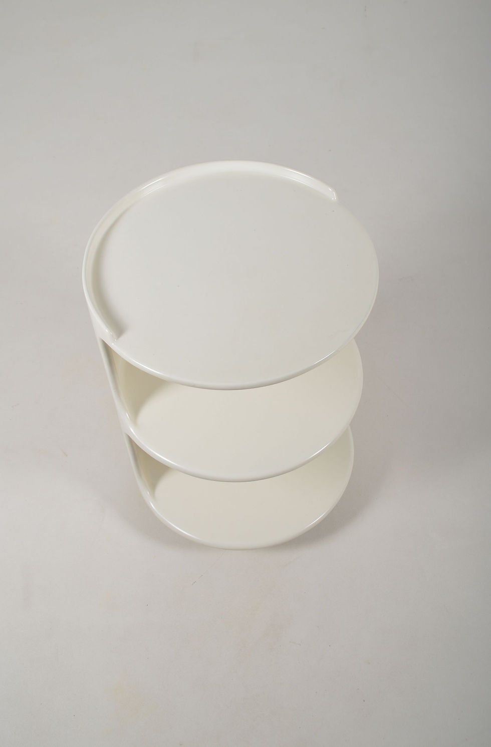 Thumbnail: Space Age bijzettafel in hout op wielen, jaren '70