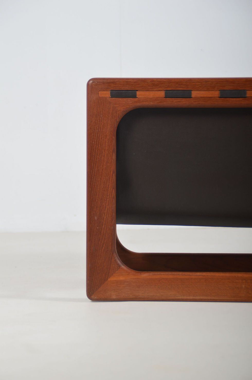 Thumbnail: Deense dubbele magazinehouder uit teak & leder door Salin Møbler, jaren 70