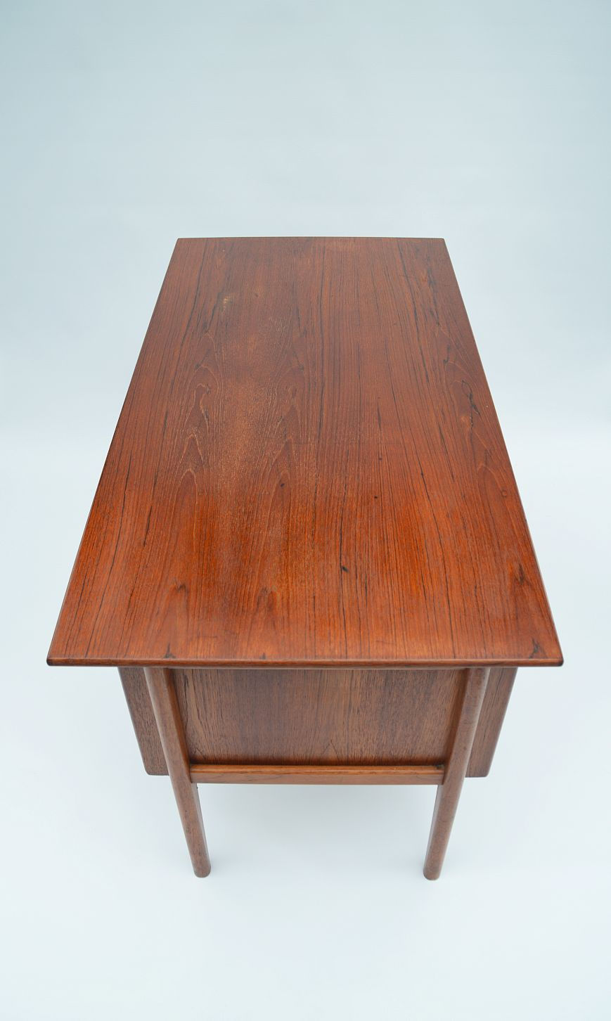 Thumbnail: Karaktervol mid century bureau met mooie vormgeving, jaren '60