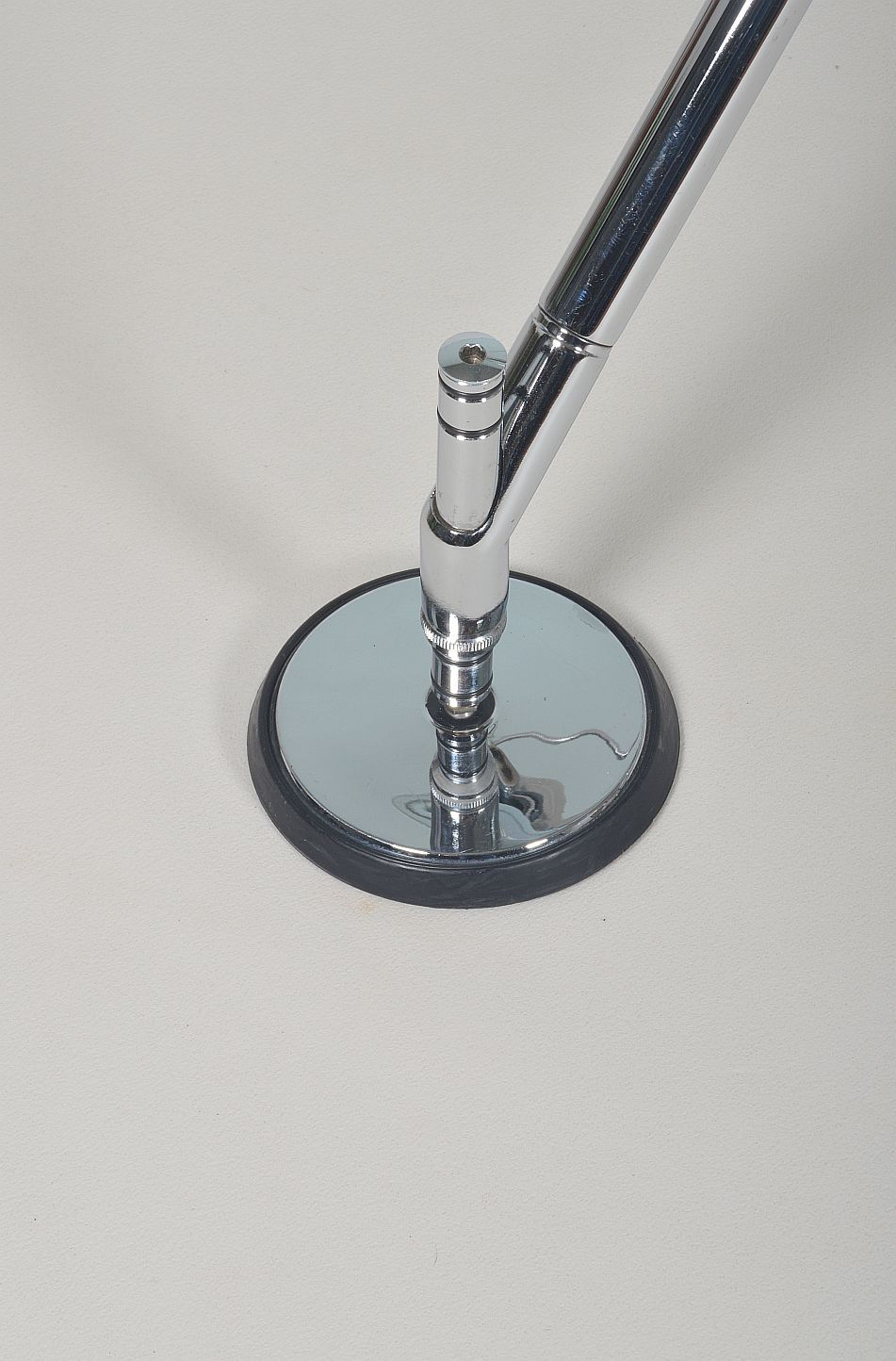 Thumbnail: Eettafel 'Nomos' ontworpen door Sir Norman Foster voor Tecno, 1987