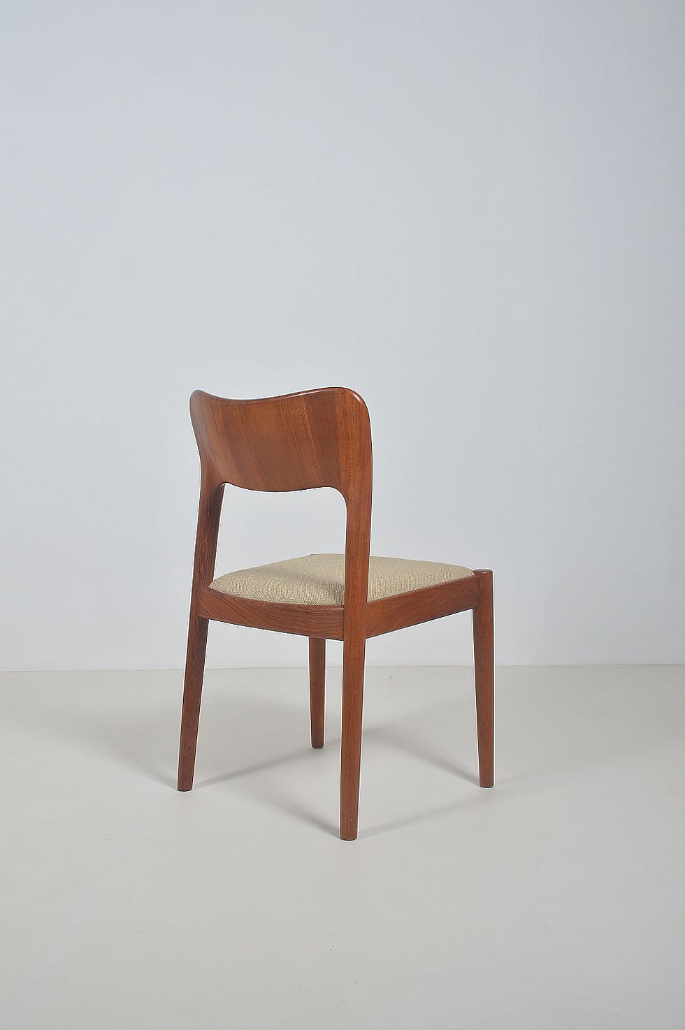 Thumbnail: Set van 6 Deense stoelen ontworpen door Niels Koefoed, jaren '60