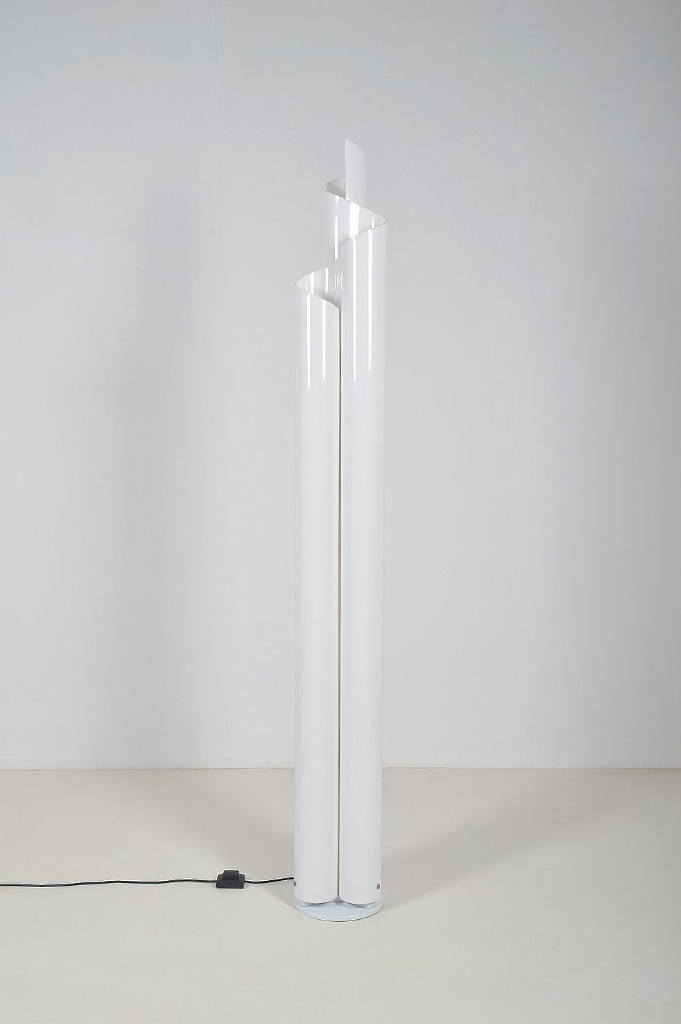 Thumbnail: Design vloerlamp Chimera ontworpen door Vico Magistretti voor Artemide, 1969