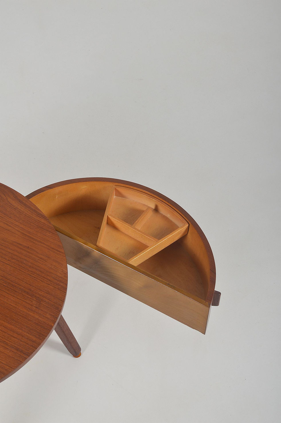 Thumbnail: Deense bijzettafel in teak met opbergruimte, jaren '60