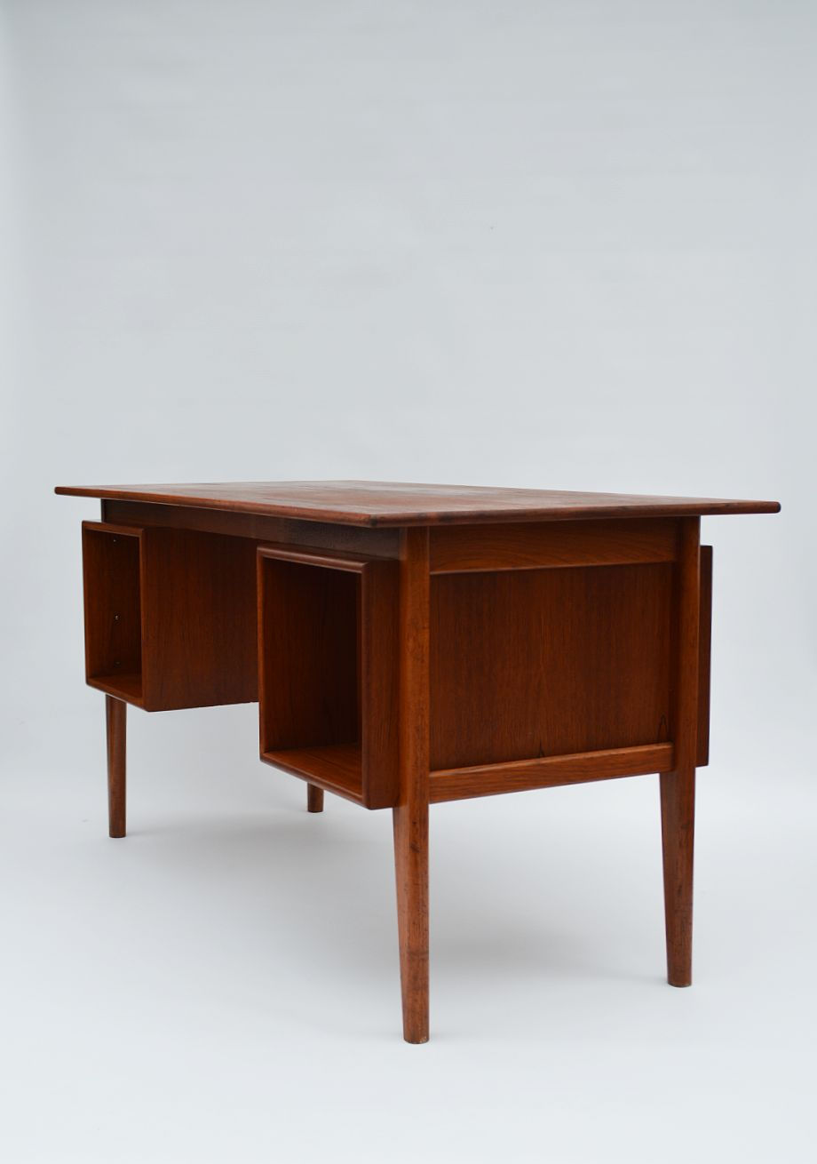 Thumbnail: Karaktervol mid century bureau met mooie vormgeving, jaren '60