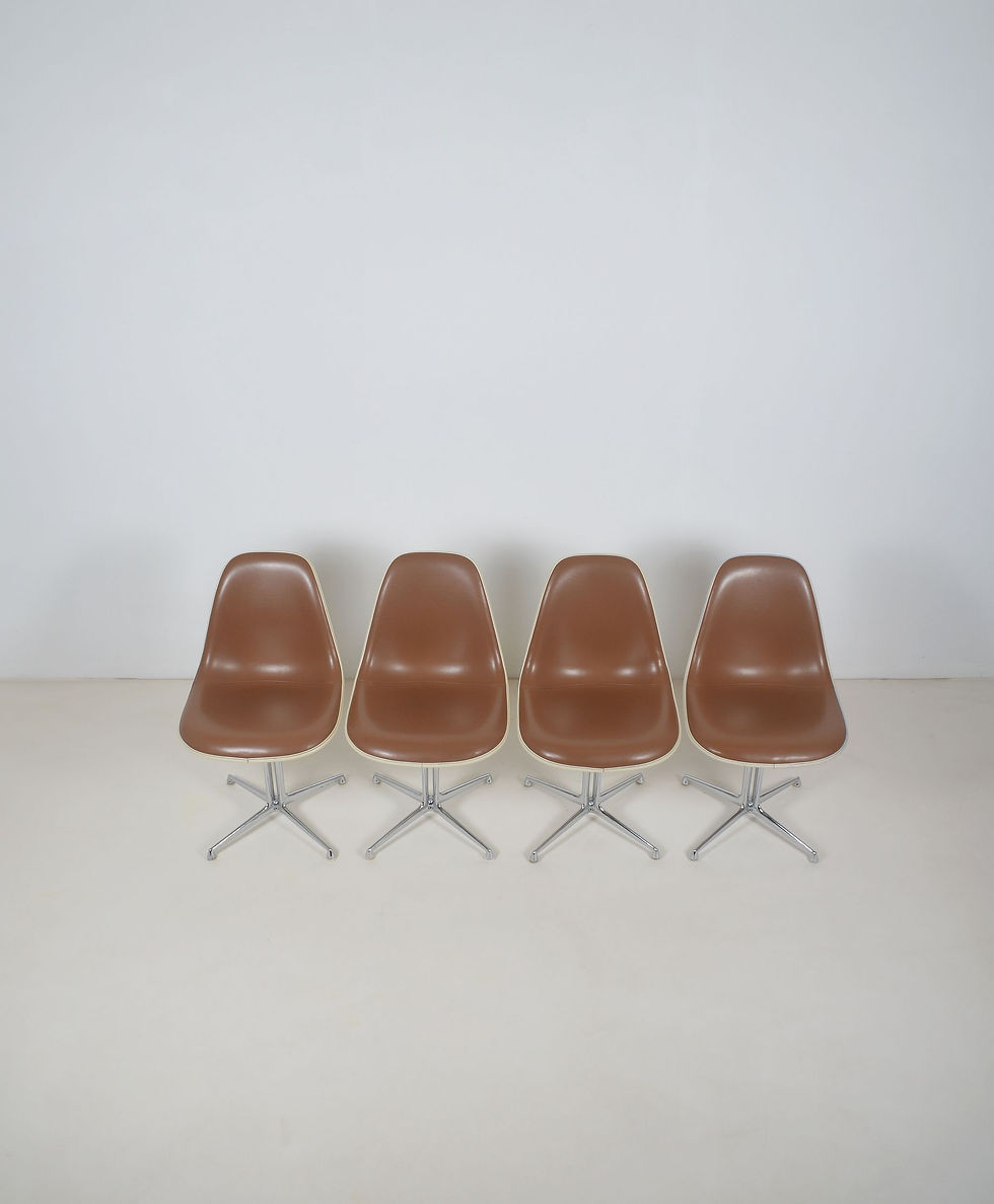 Thumbnail: 4 La Fonda stoelen met leder ontworpen door Charles & Ray Eames, jaren '60