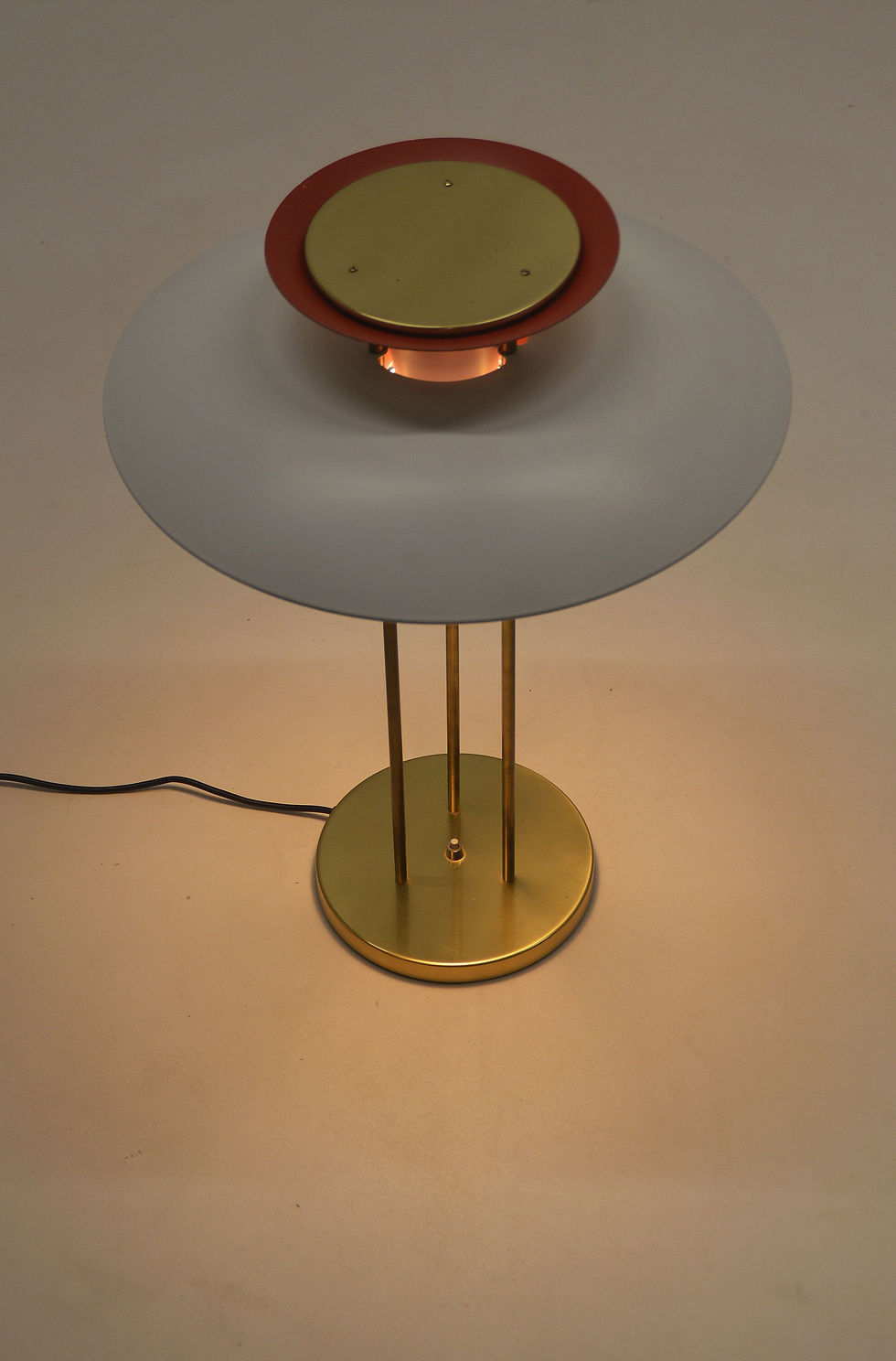 Thumbnail: PH 5 tafellamp ontworpen door Poul Henningsen voor Louis Poulsen, jaren '60