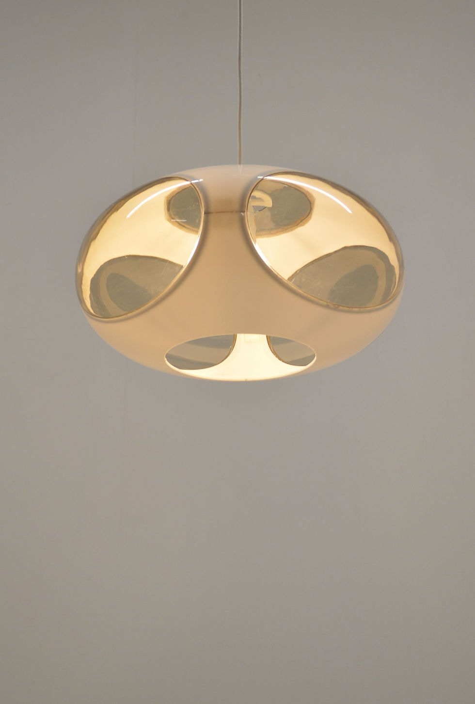 Thumbnail: Space age UFO hanglamp 'Bug Eye' (wit) van Massive, jaren '70