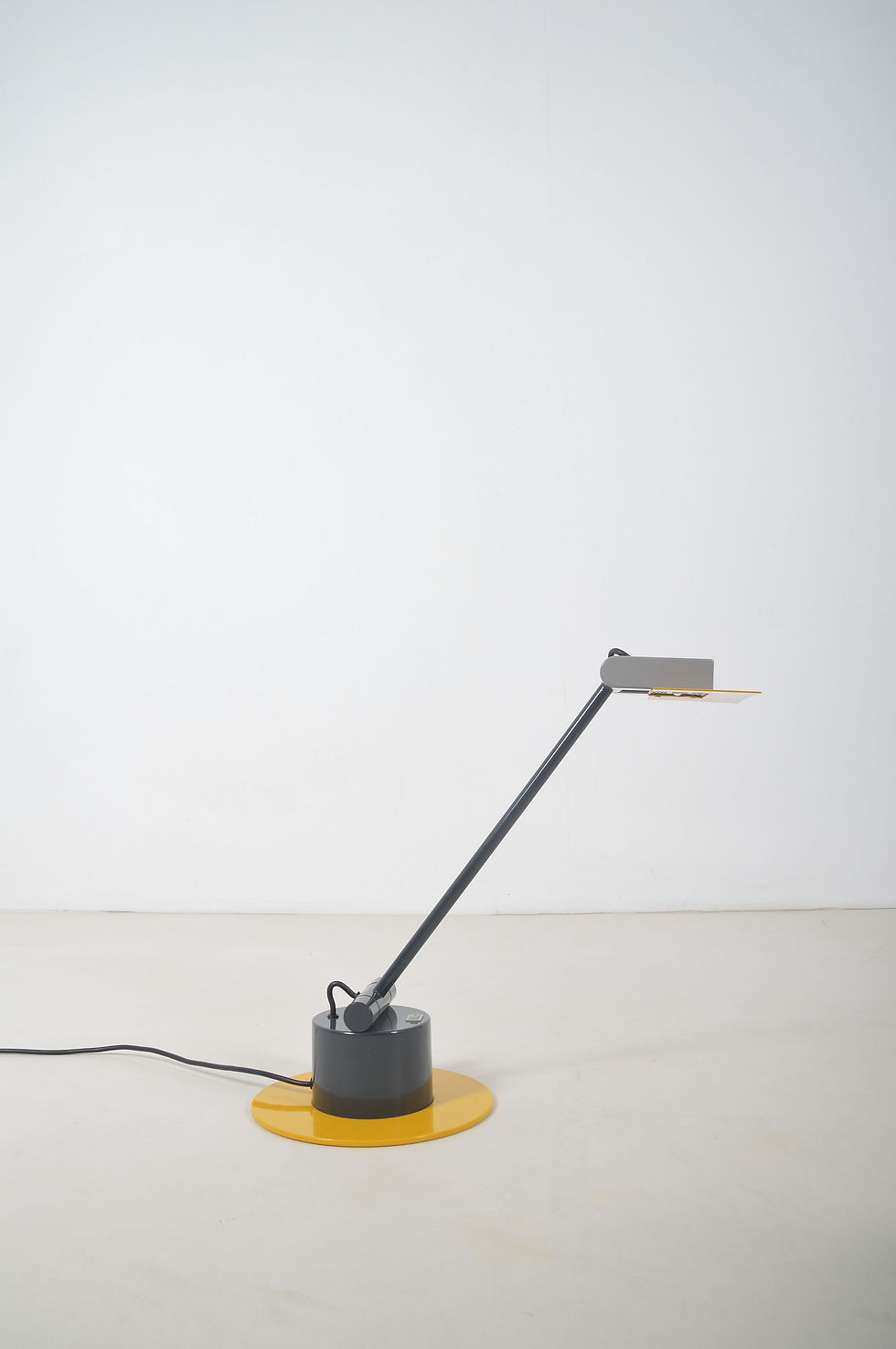 Thumbnail: Aero lamp ontworpen door Ettore Sottsass voor Bieffeplast, jaren '80