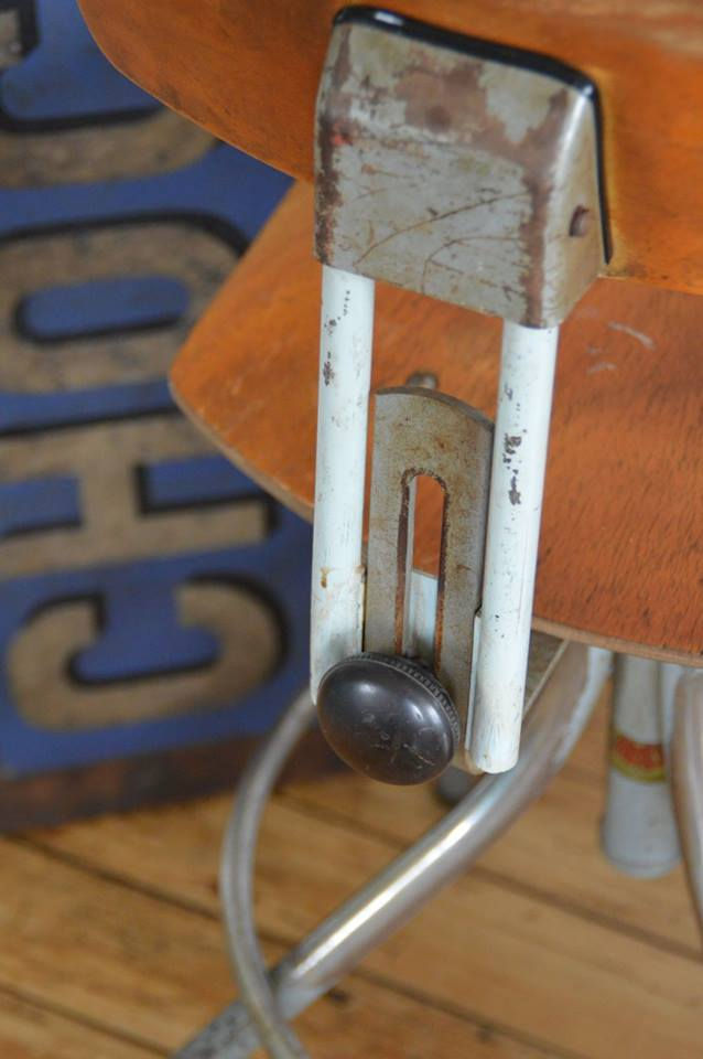 Thumbnail: Industriële vintage atelierstoel van het Franse merk BAD