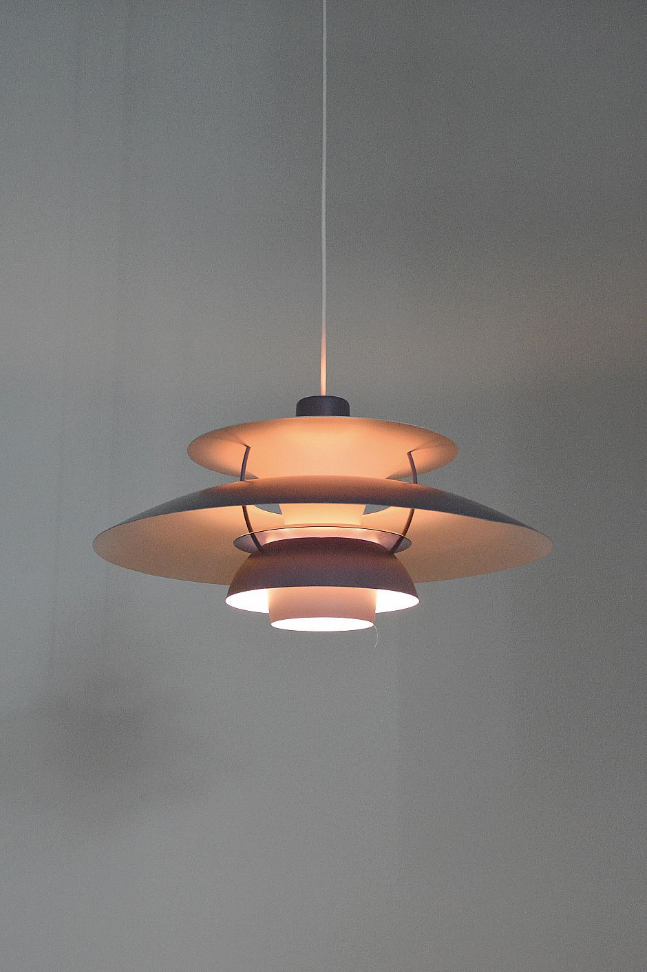 Thumbnail: Deense hanglamp 'PH5' ontworpen door Poul Henningsen voor Louis Poulsen