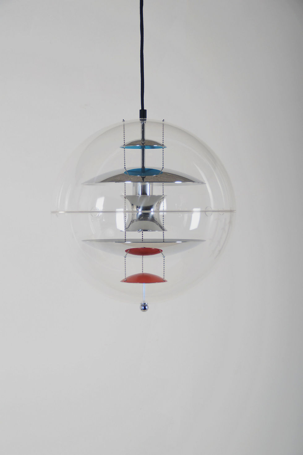 Thumbnail: VP Globe 40 hanglamp ontworpen door Verner Panton voor Verpan