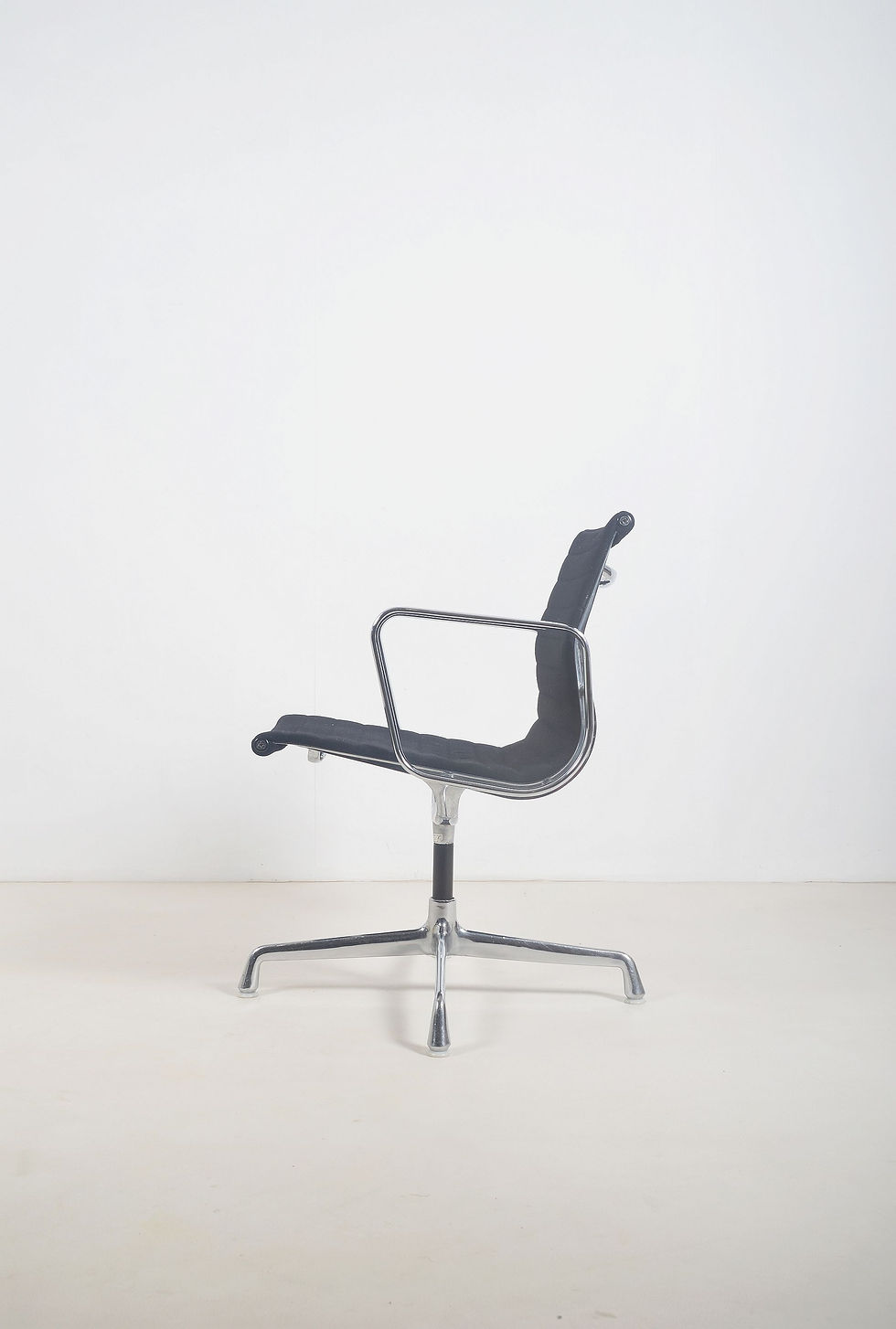 Bureaustoel EA108 ontworpen door Charles en Ray Eames voor Herman Miller