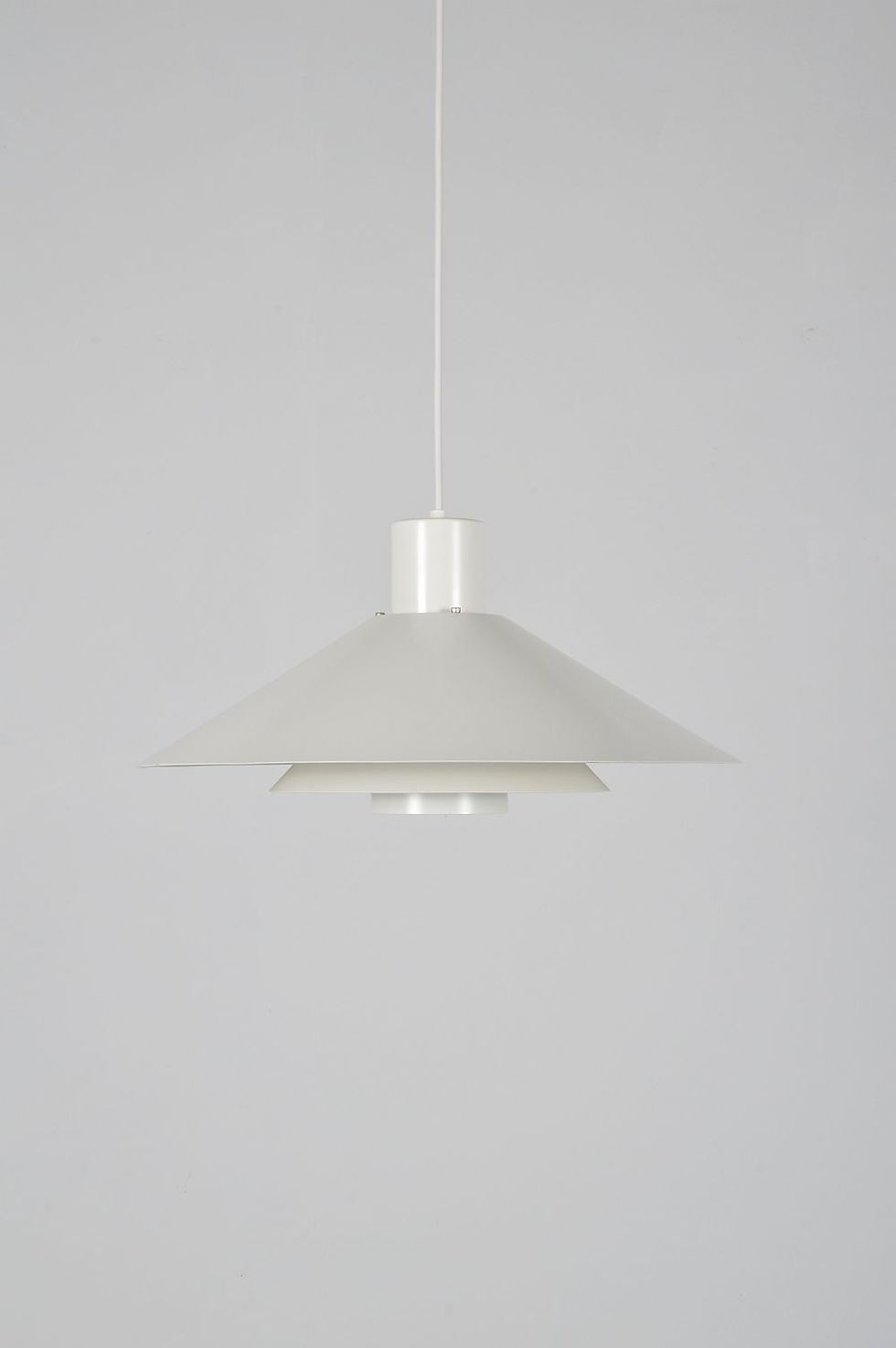 Thumbnail: Deense hanglamp 'Trapez' ontworpen door Christian Hvidt voor Nordisk Solar