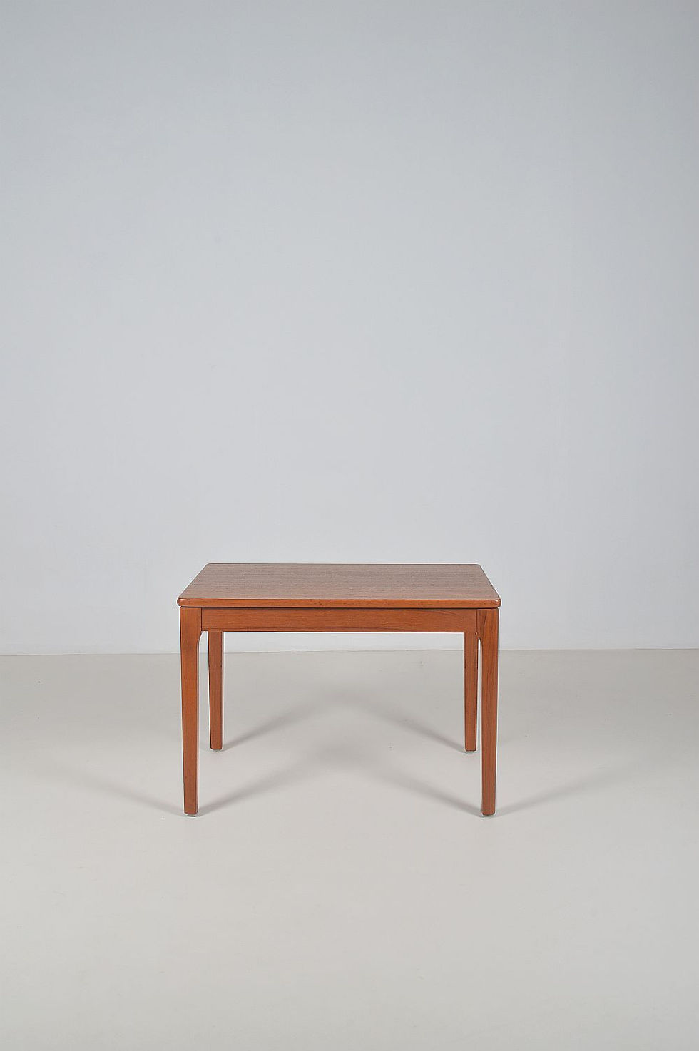 Zweedse bijzettafel ontworpen door Albert Larsson voor Alberts Tibro, 1971