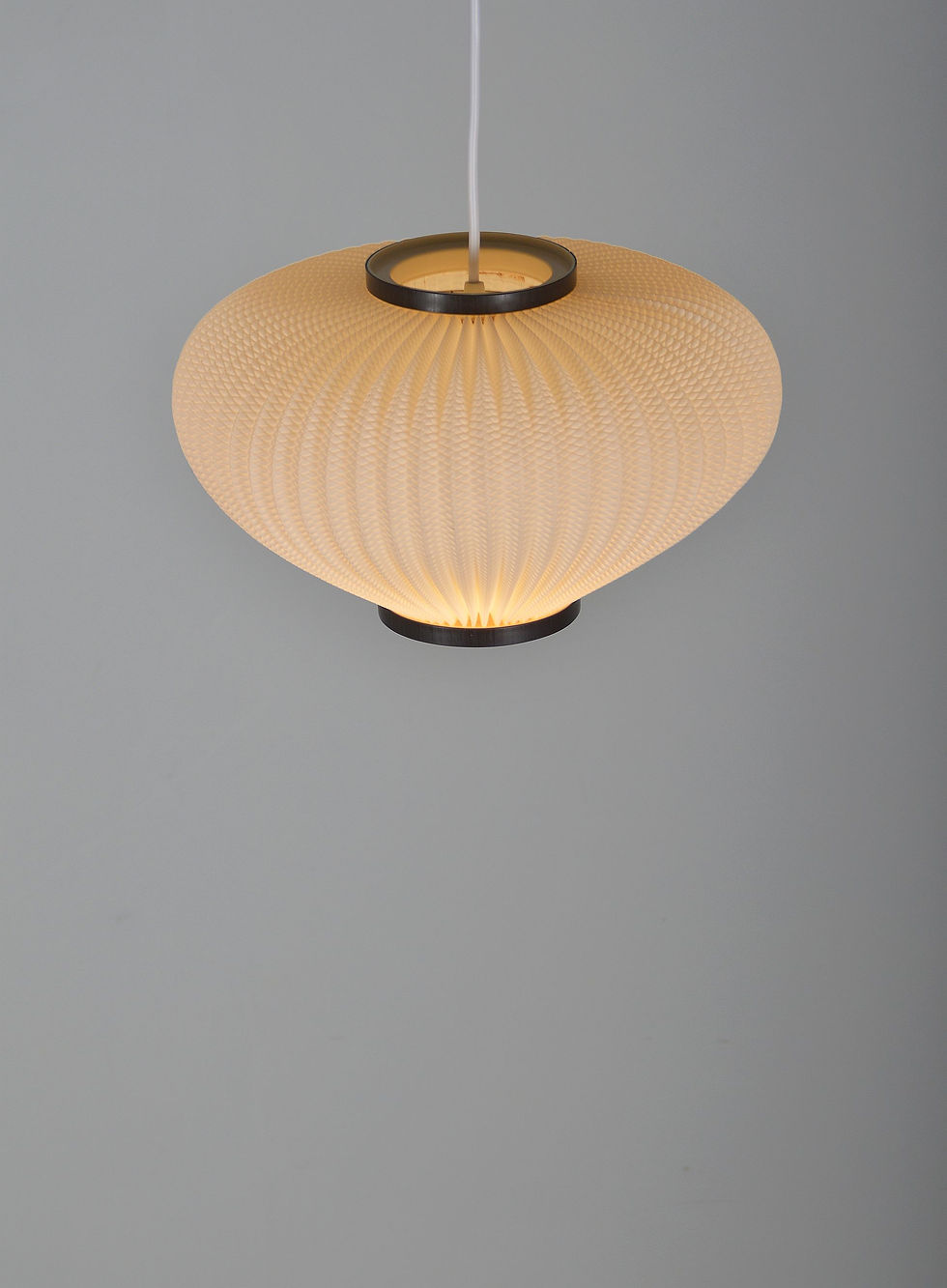Thumbnail: Deense pearl shade hanglamp ontworpen door Lars Schiøler voor Hoyrup, jaren '60