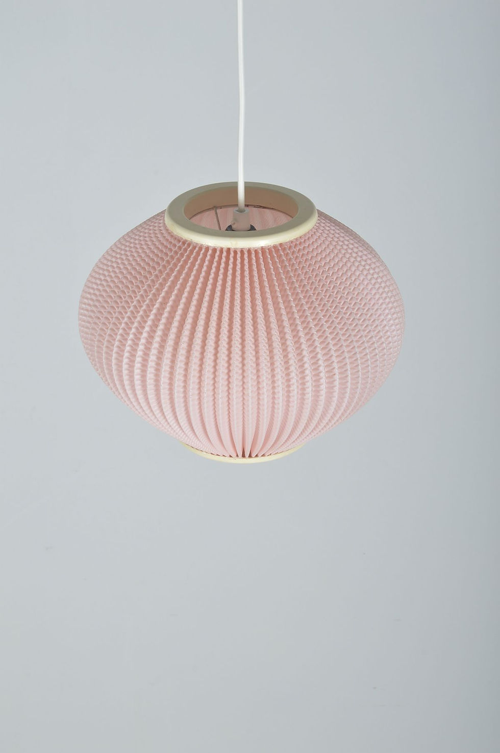 Thumbnail: Deense pearl shade hanglamp ontworpen door Lars Schiøler voor Hoyrup, jaren '60