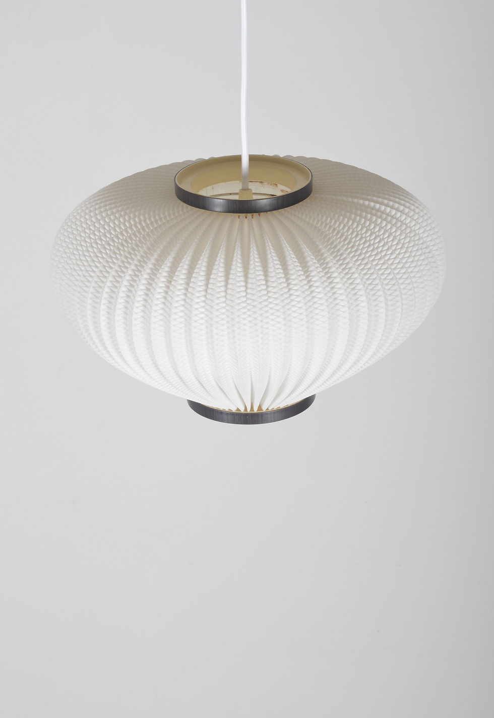 Thumbnail: Deense pearl shade hanglamp ontworpen door Lars Schiøler voor Hoyrup, jaren '60