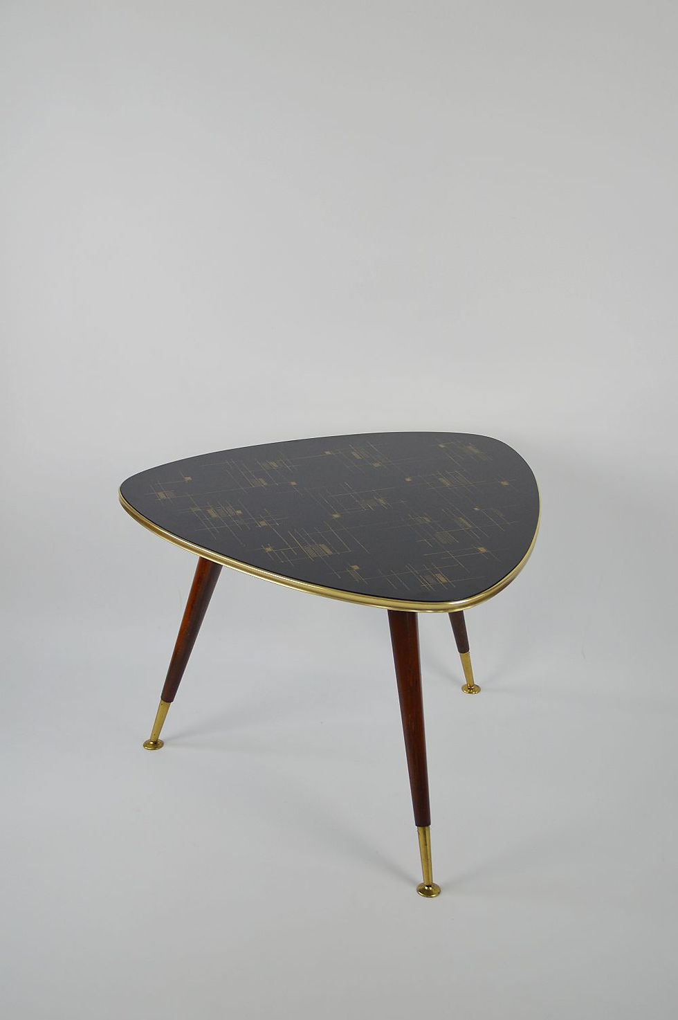 Thumbnail: Plectrumvormige salontafel met prachtig bovenblad van Ilse Möbel, jaren '60