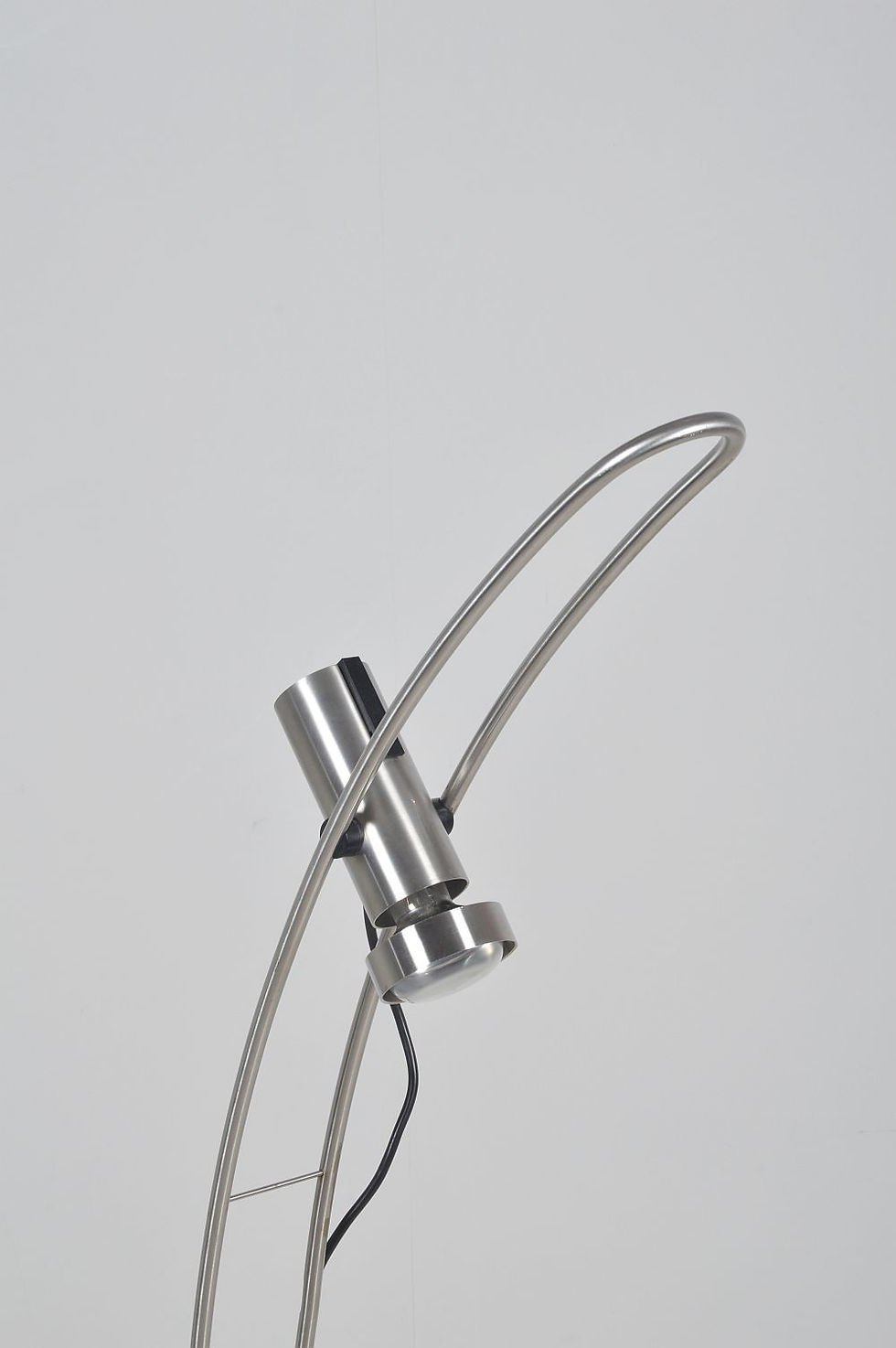 Thumbnail: Deense vloerlamp 'StringLine' ontworpen door Knud Holscher, 1976