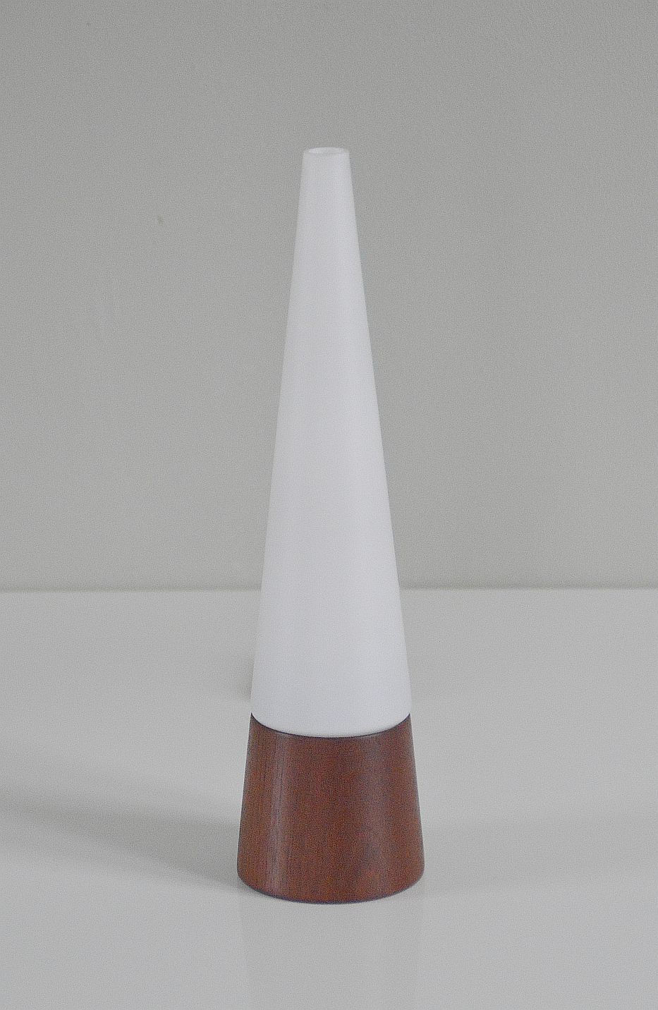 Scandinavische vintage tafellamp met fraaie conische vormgeving