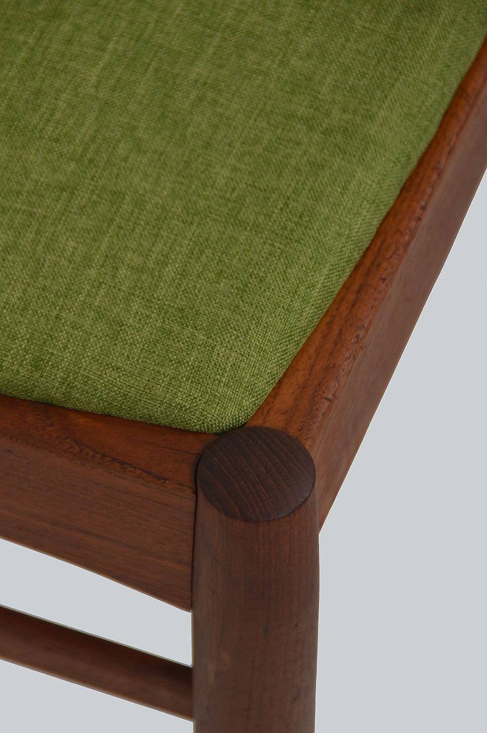 Thumbnail: Set van 6 Deense teak stoelen ontworpen door Henning Kjærnulf, jaren '60
