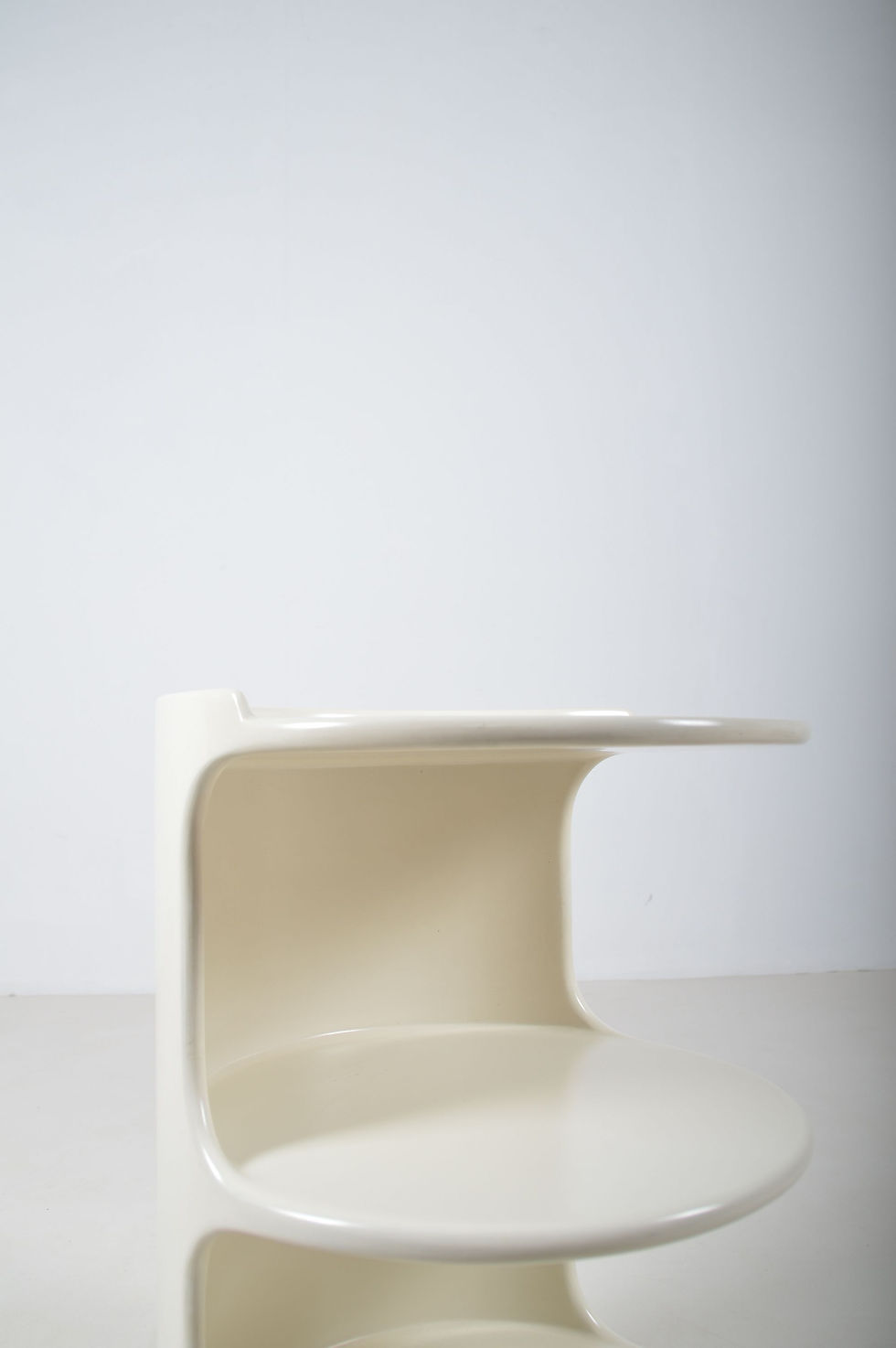 Thumbnail: Space Age bijzettafel in hout op wielen, jaren '70
