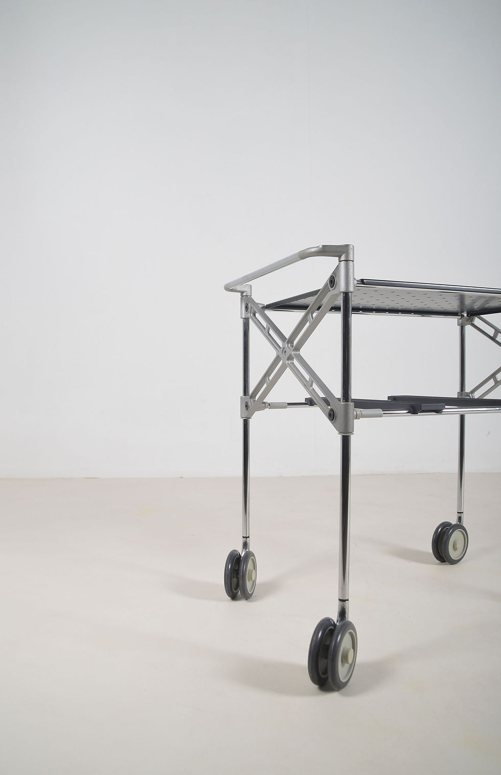 Thumbnail: Kartell Oxo trolley ontworpen door Antonio Citterio & Glen Oliver Löw, jaren '80